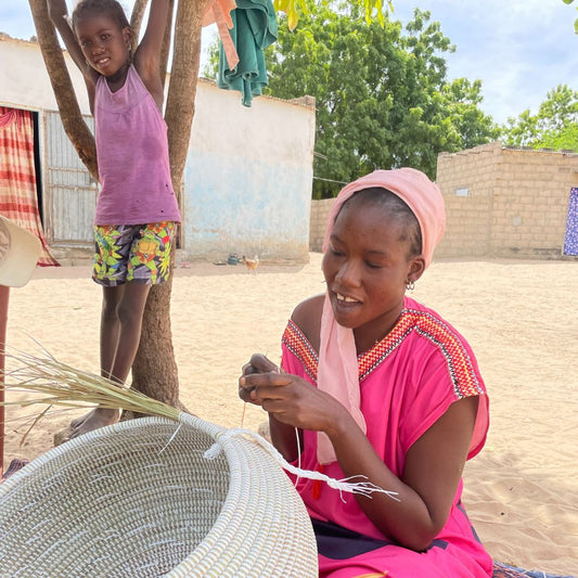 På besøg hos kvinderne i Senegal der laver de smukke kurve