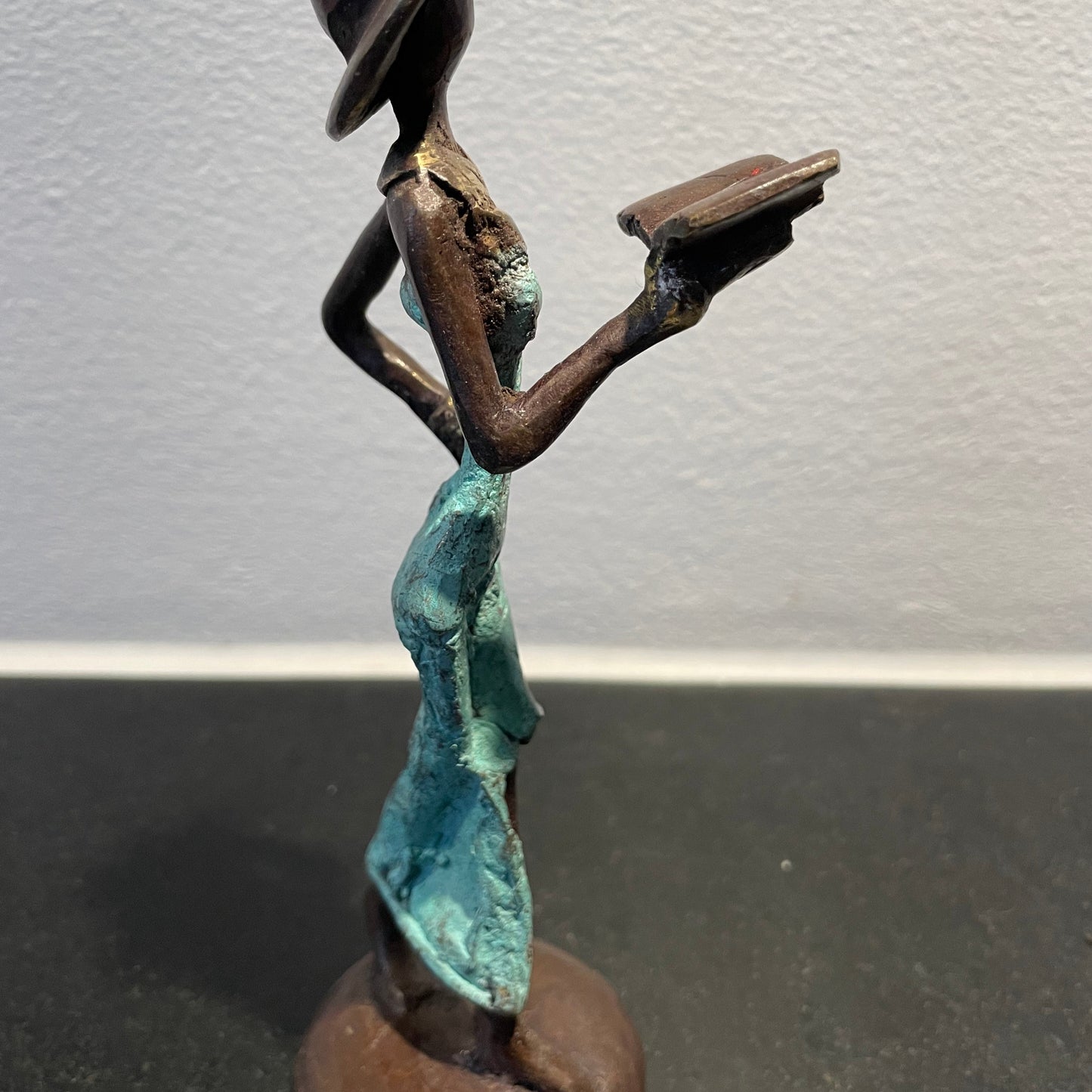 Brass art, Power woman 15-17 cm in recycled brass. Made Fair Trade in Burkina Faso