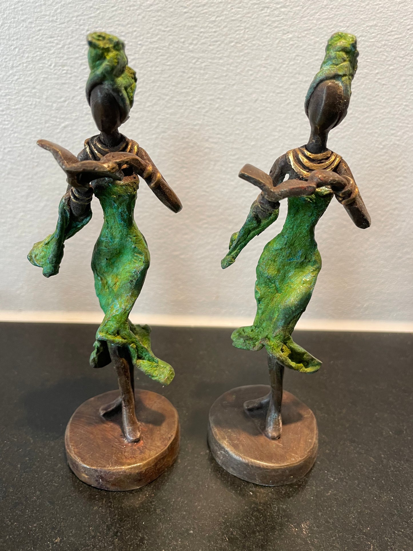 Brass art, Power woman 15-17 cm in recycled brass. Made Fair Trade in Burkina Faso