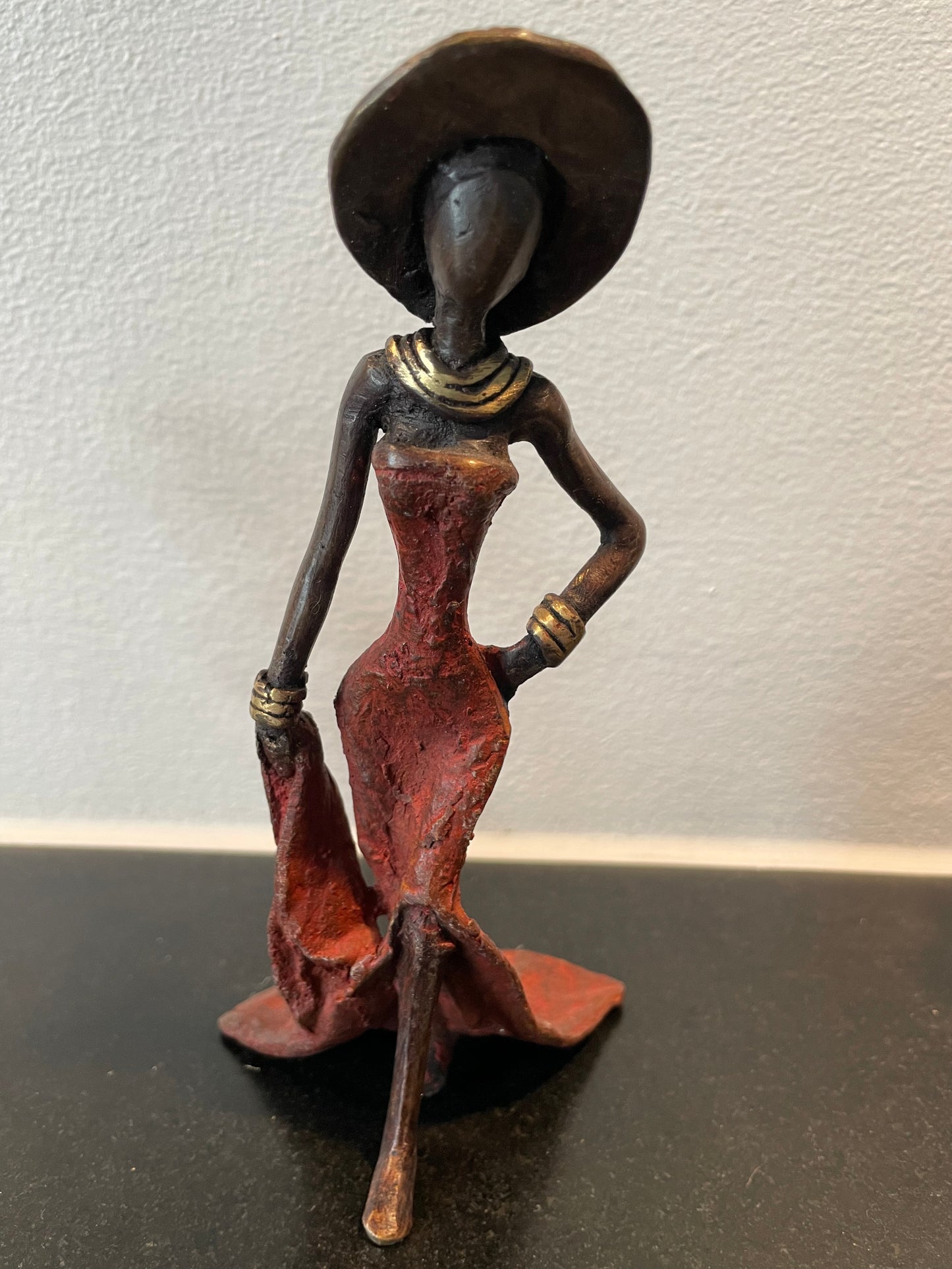 Brass art, Power woman 15-17 cm in recycled brass. Made Fair Trade in Burkina Faso