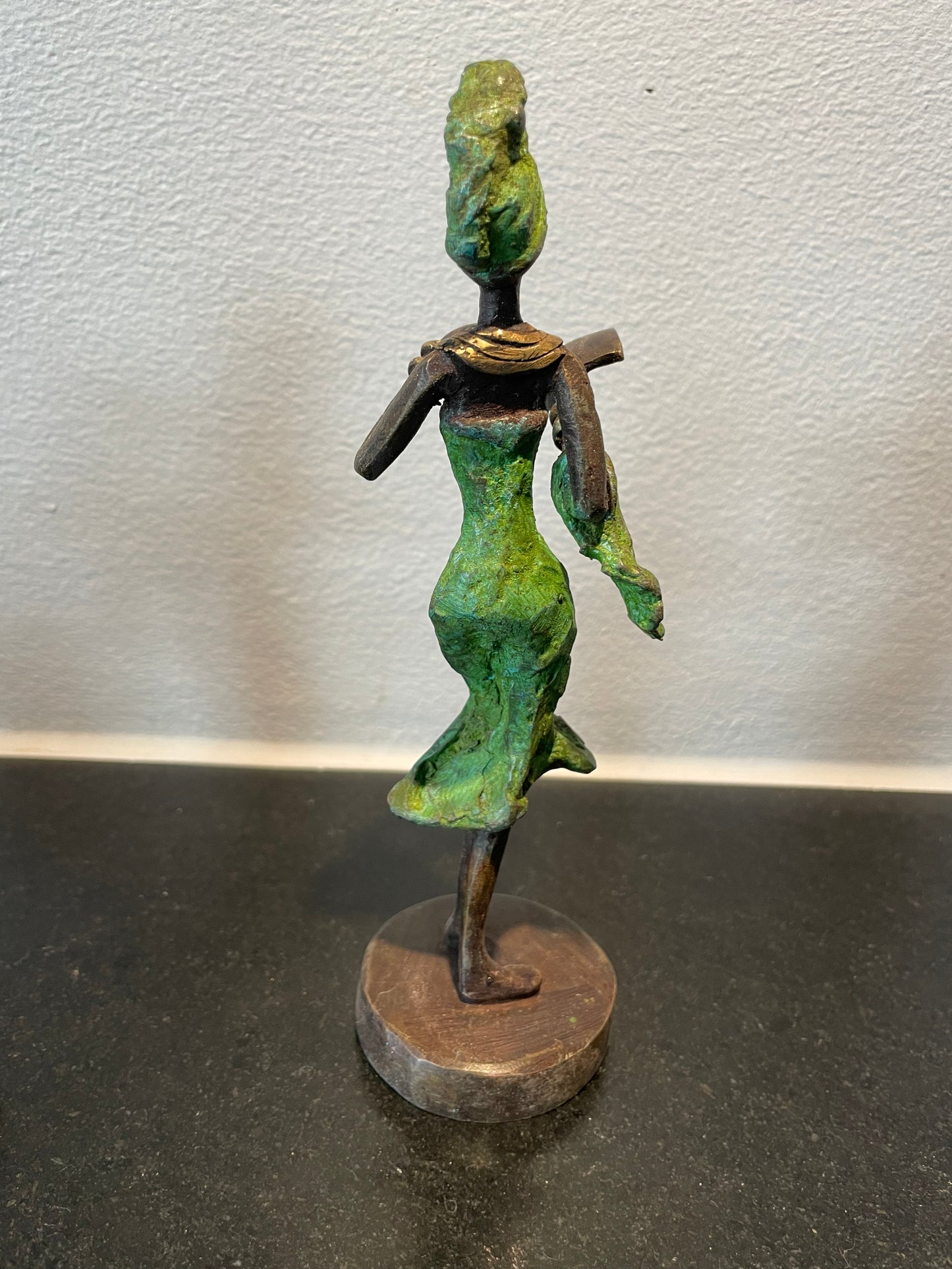 Brass art, Power woman 15-17 cm in recycled brass. Made Fair Trade in Burkina Faso