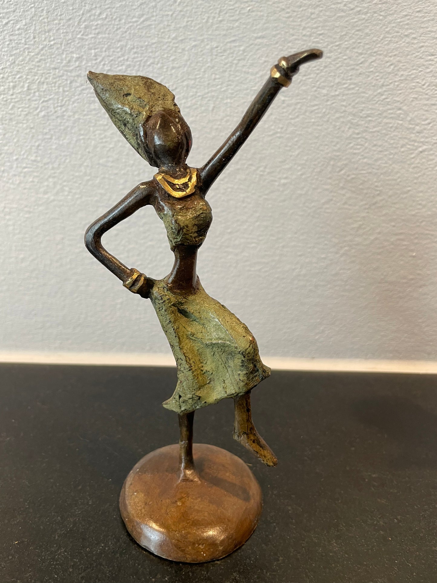 Brass art, Power woman 15-17 cm in recycled brass. Made Fair Trade in Burkina Faso