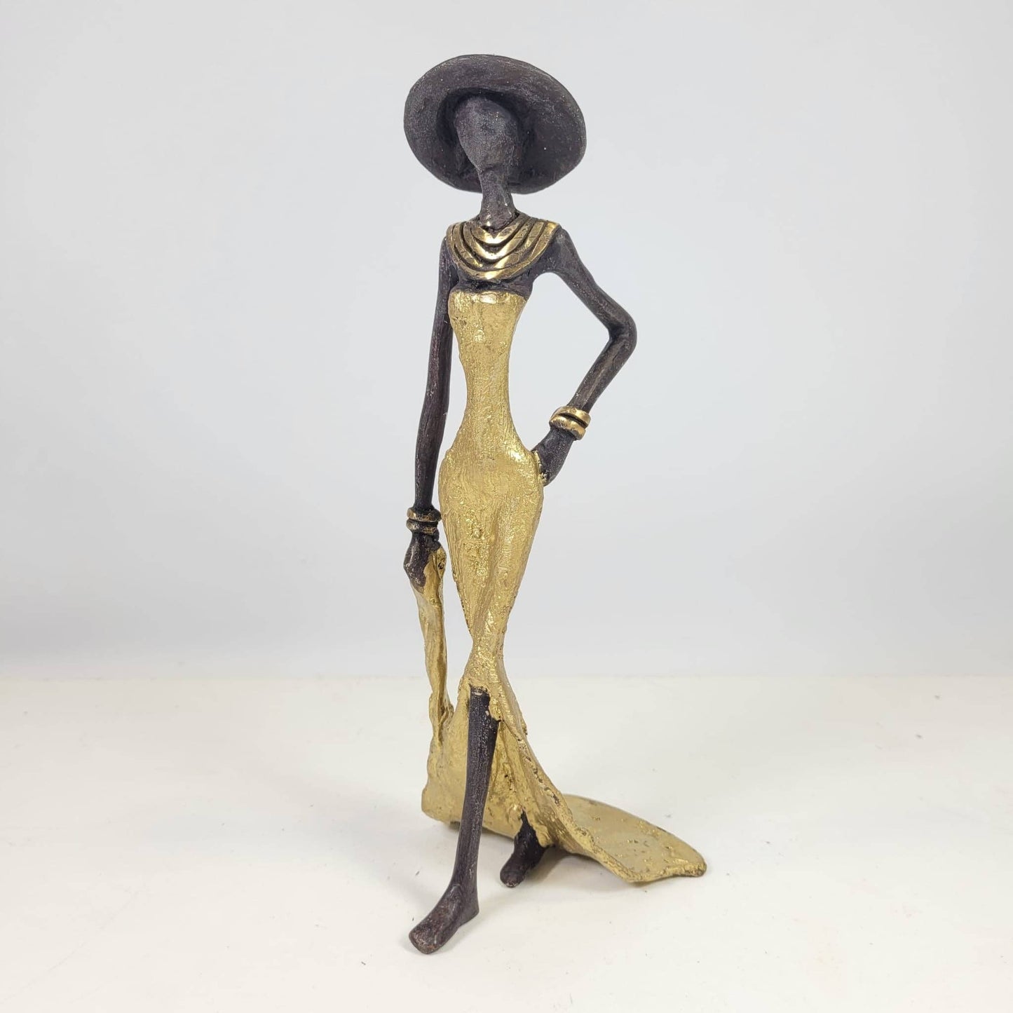 Kvinde med bog og hat – bronzeskulptur af den burkinske kunstner Soré, blå kjole, str. 16 cm