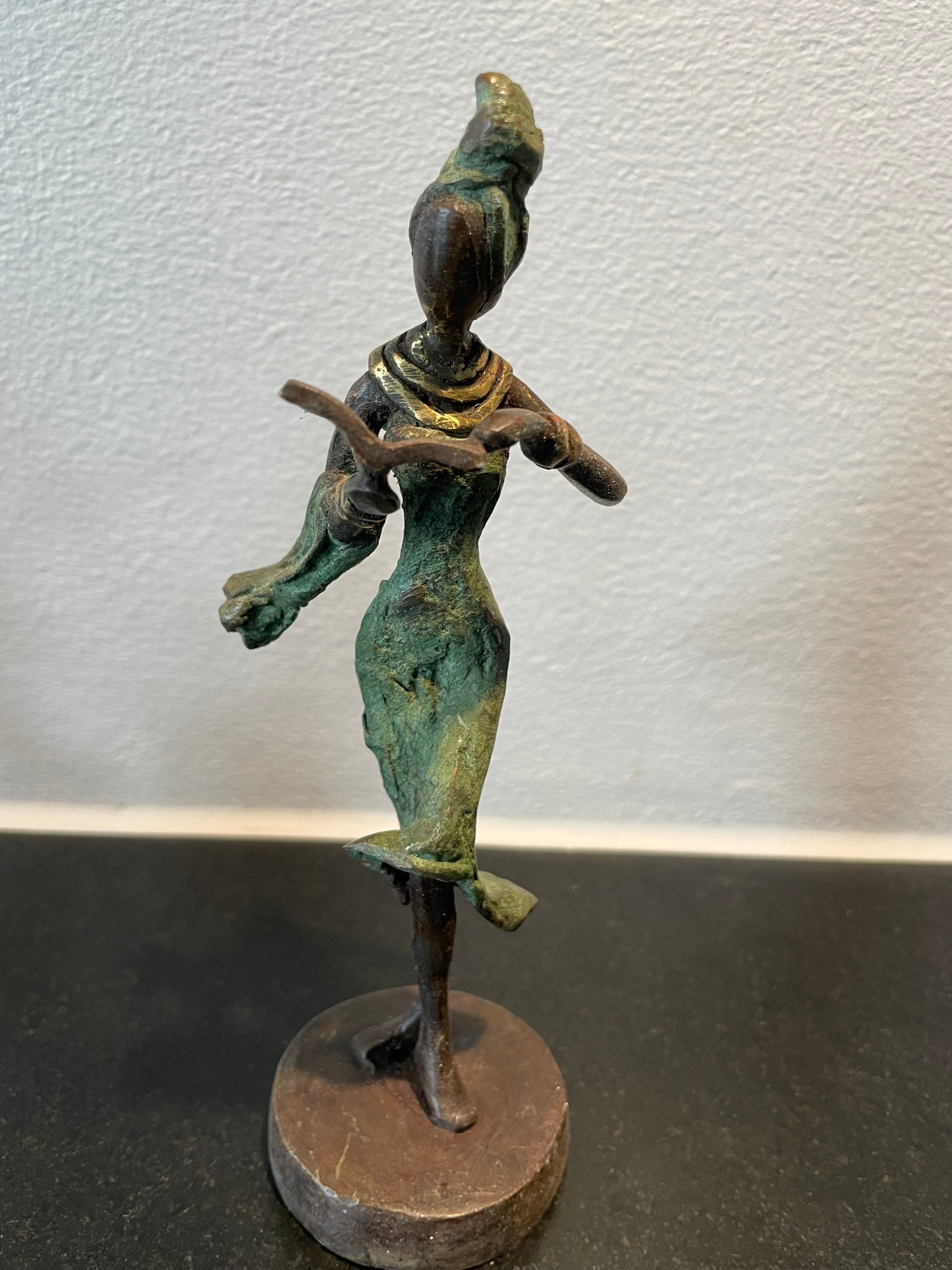 Brass art, Power woman 15-17 cm in recycled brass. Made Fair Trade in Burkina Faso