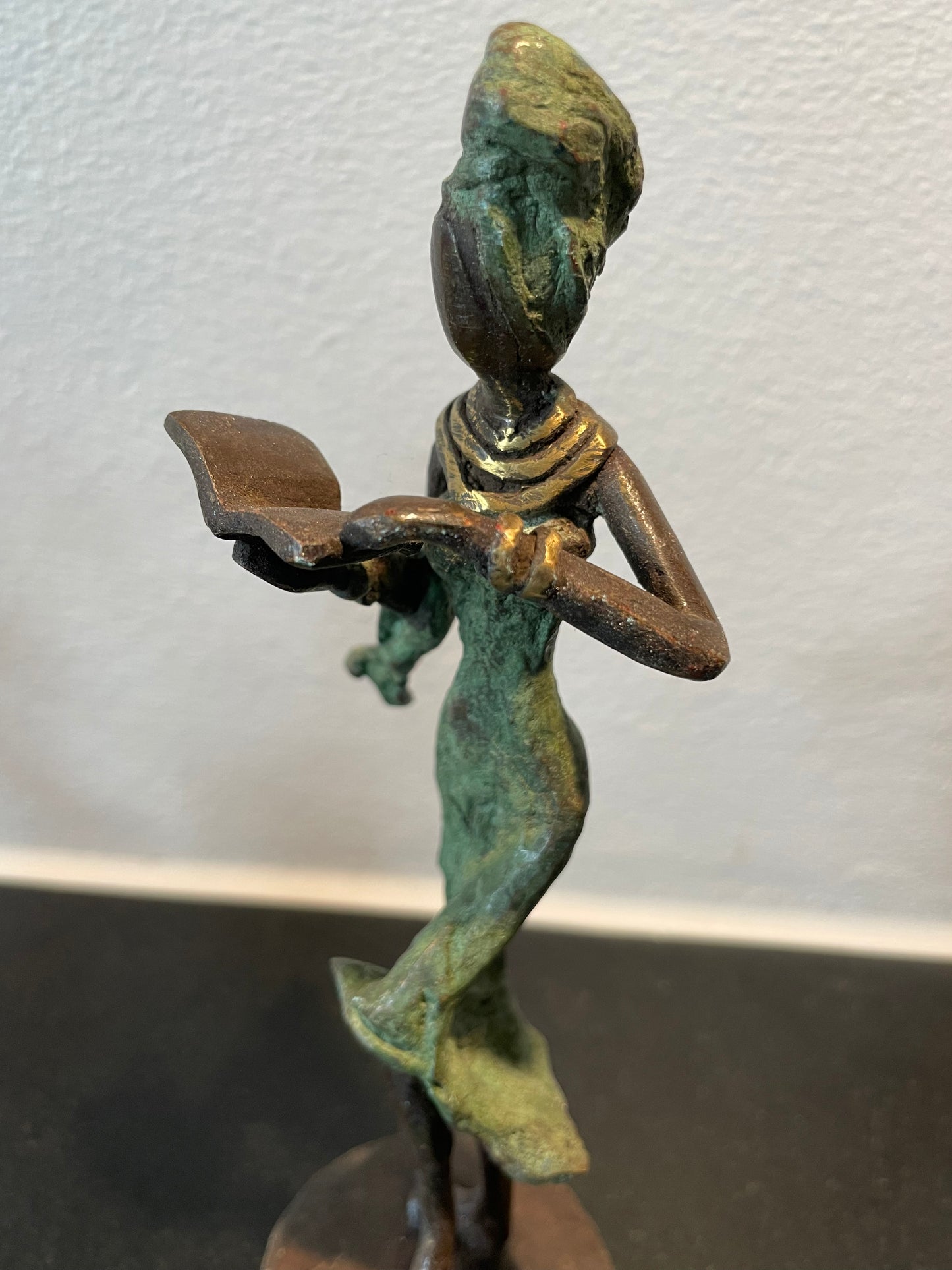 Brass art, Power woman 15-17 cm in recycled brass. Made Fair Trade in Burkina Faso
