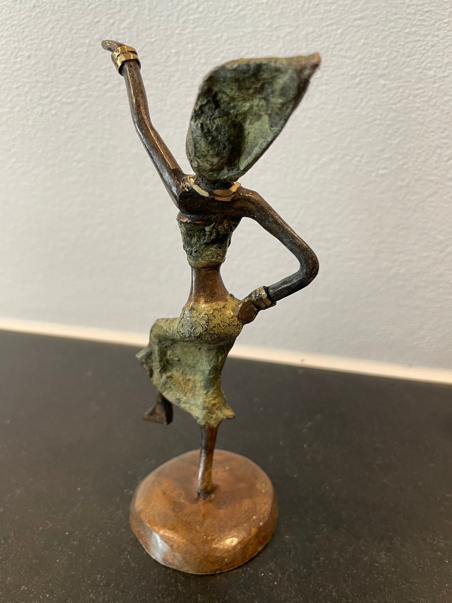 Brass art, Power woman 15-17 cm in recycled brass. Made Fair Trade in Burkina Faso