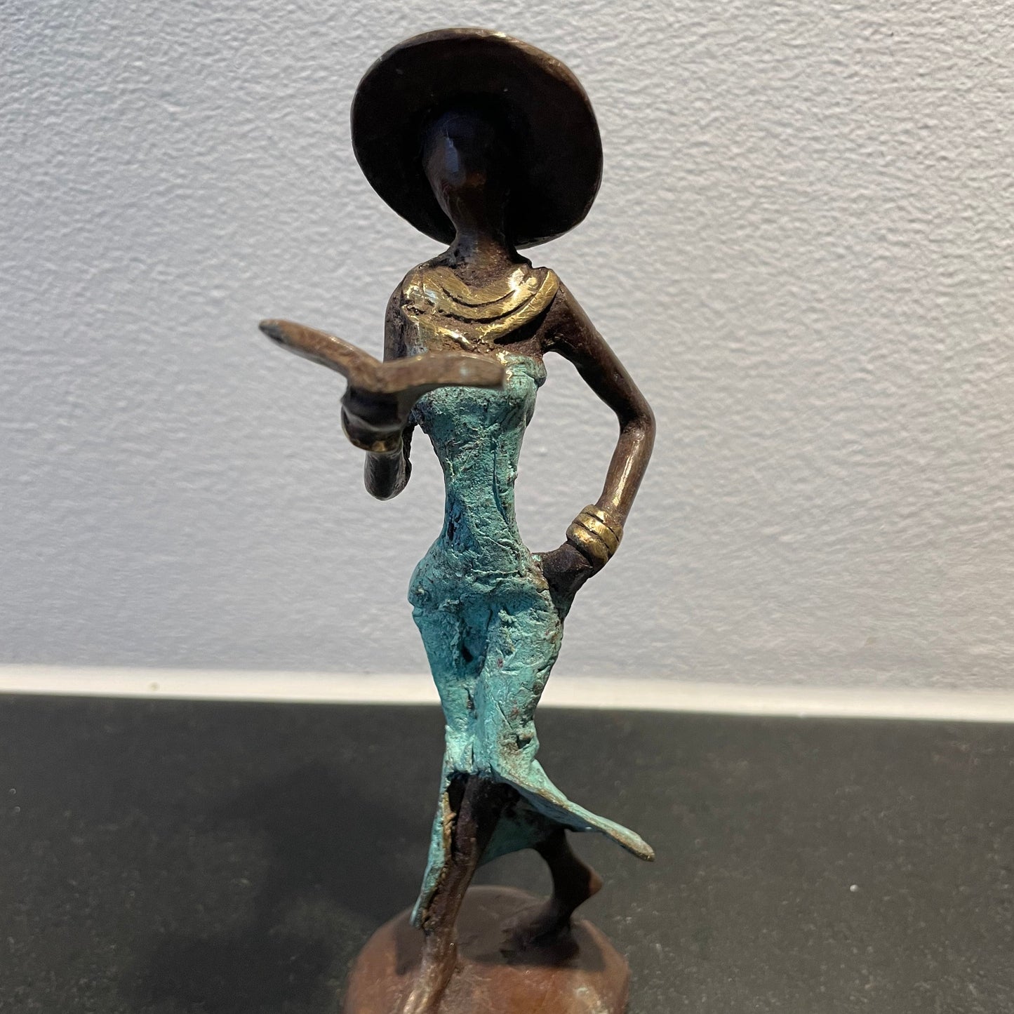 Brass art, Power woman 15-17 cm in recycled brass. Made Fair Trade in Burkina Faso