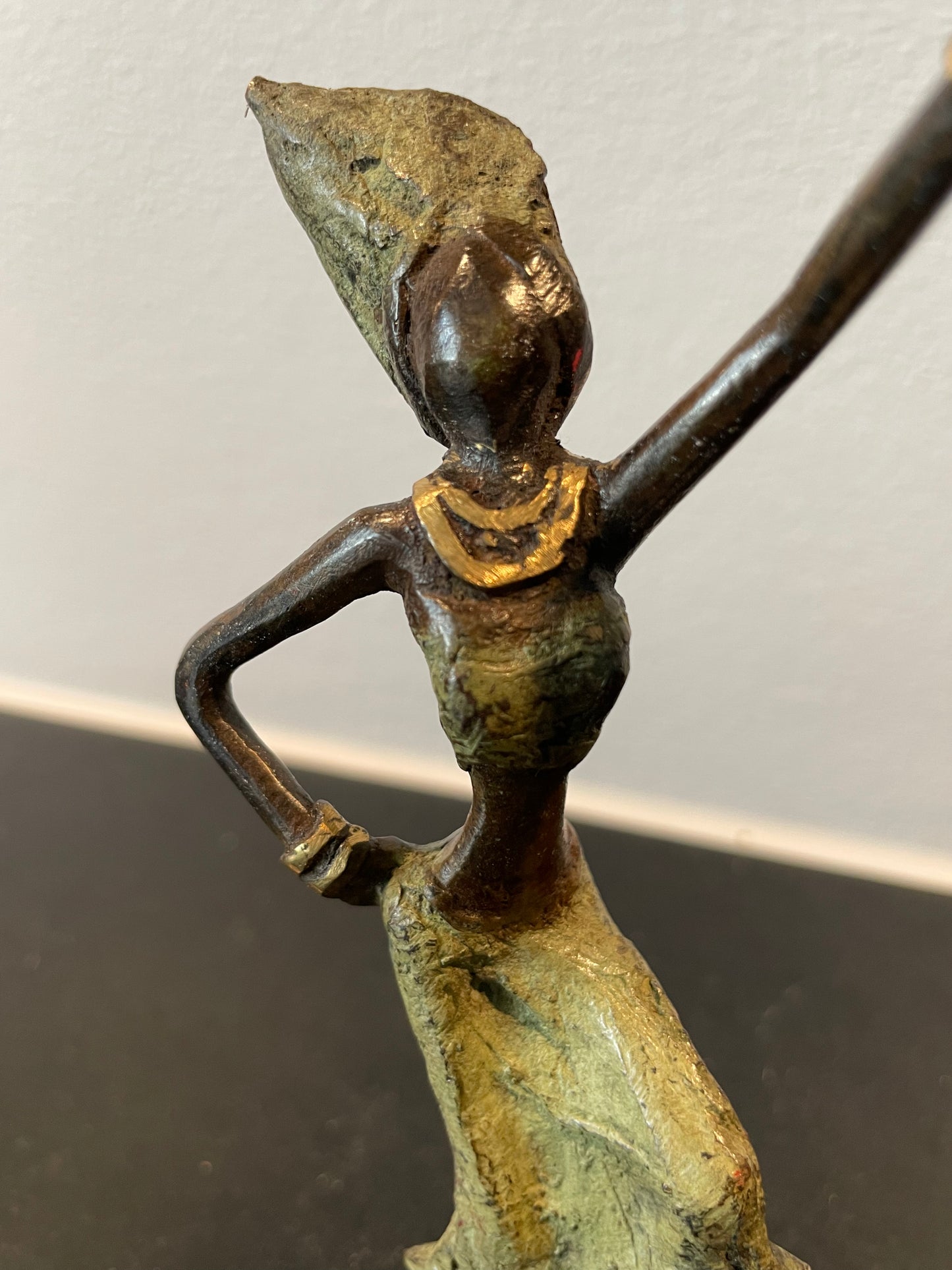 Brass art, Power woman 15-17 cm in recycled brass. Made Fair Trade in Burkina Faso