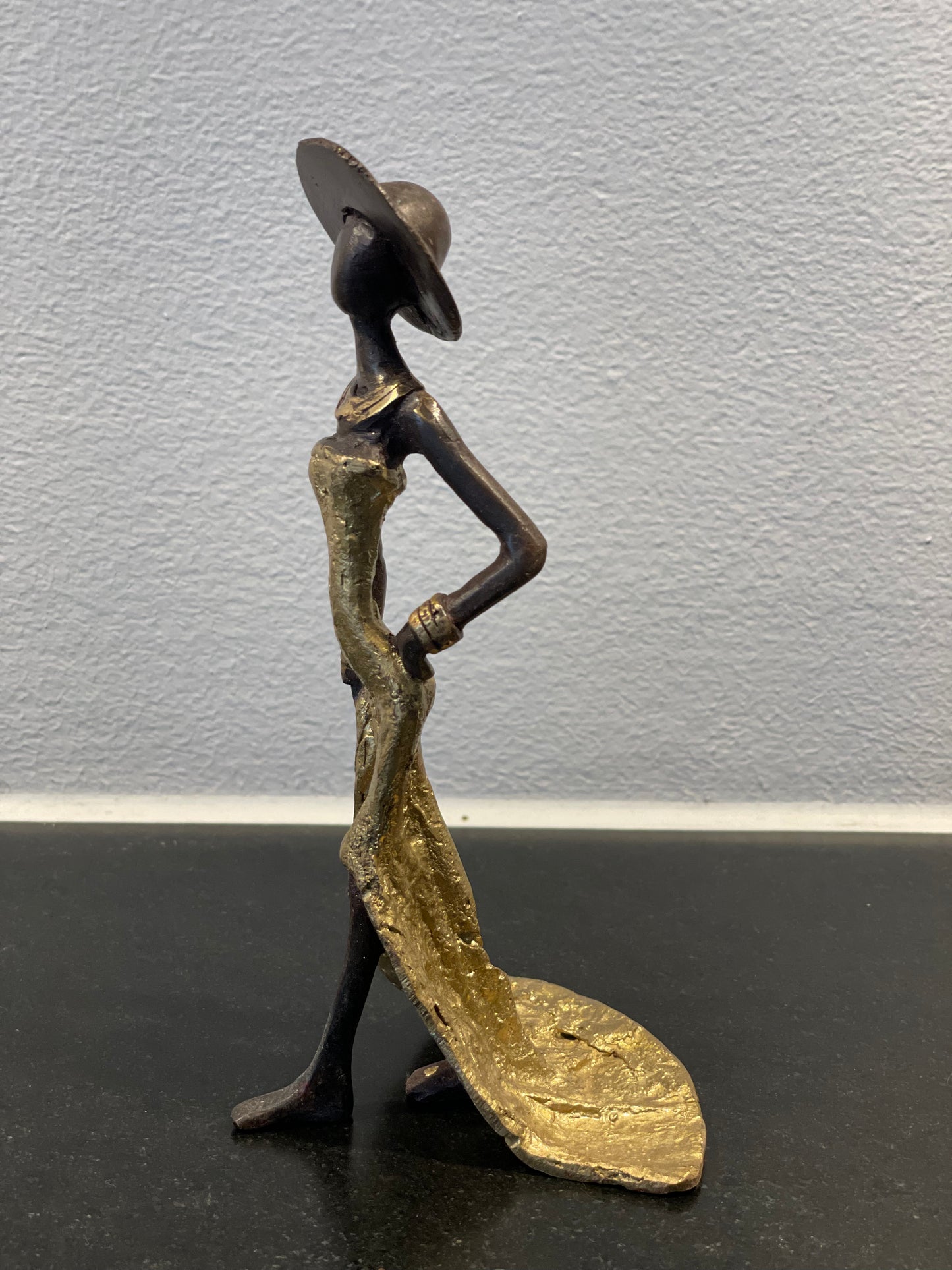 Brass art, Power woman 15-17 cm in recycled brass. Made Fair Trade in Burkina Faso