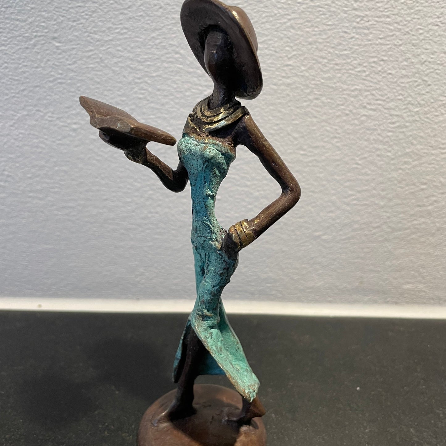 Brass art, Power woman 15-17 cm in recycled brass. Made Fair Trade in Burkina Faso