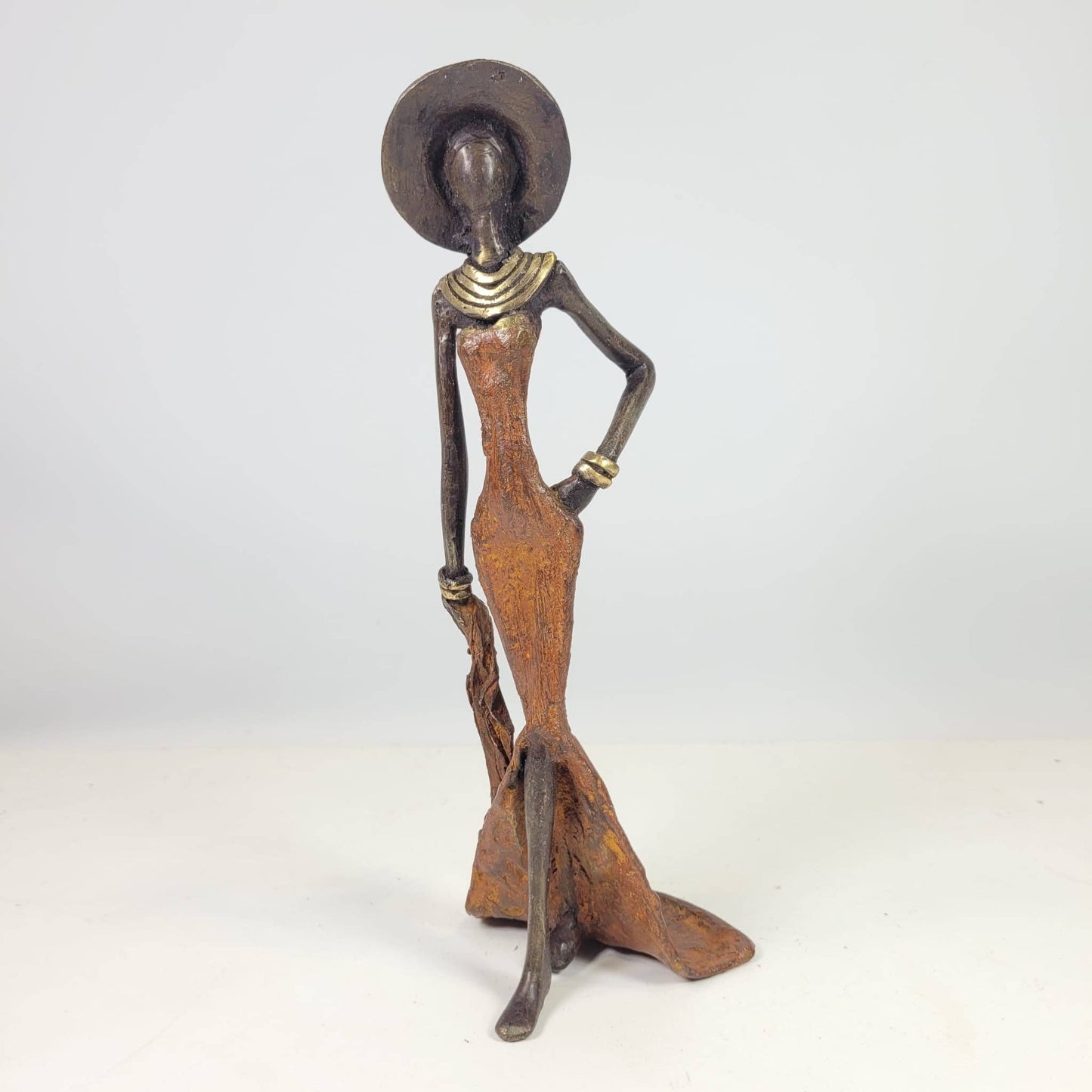 Kvinde med bog og hat – bronzeskulptur af den burkinske kunstner Soré, blå kjole, str. 16 cm