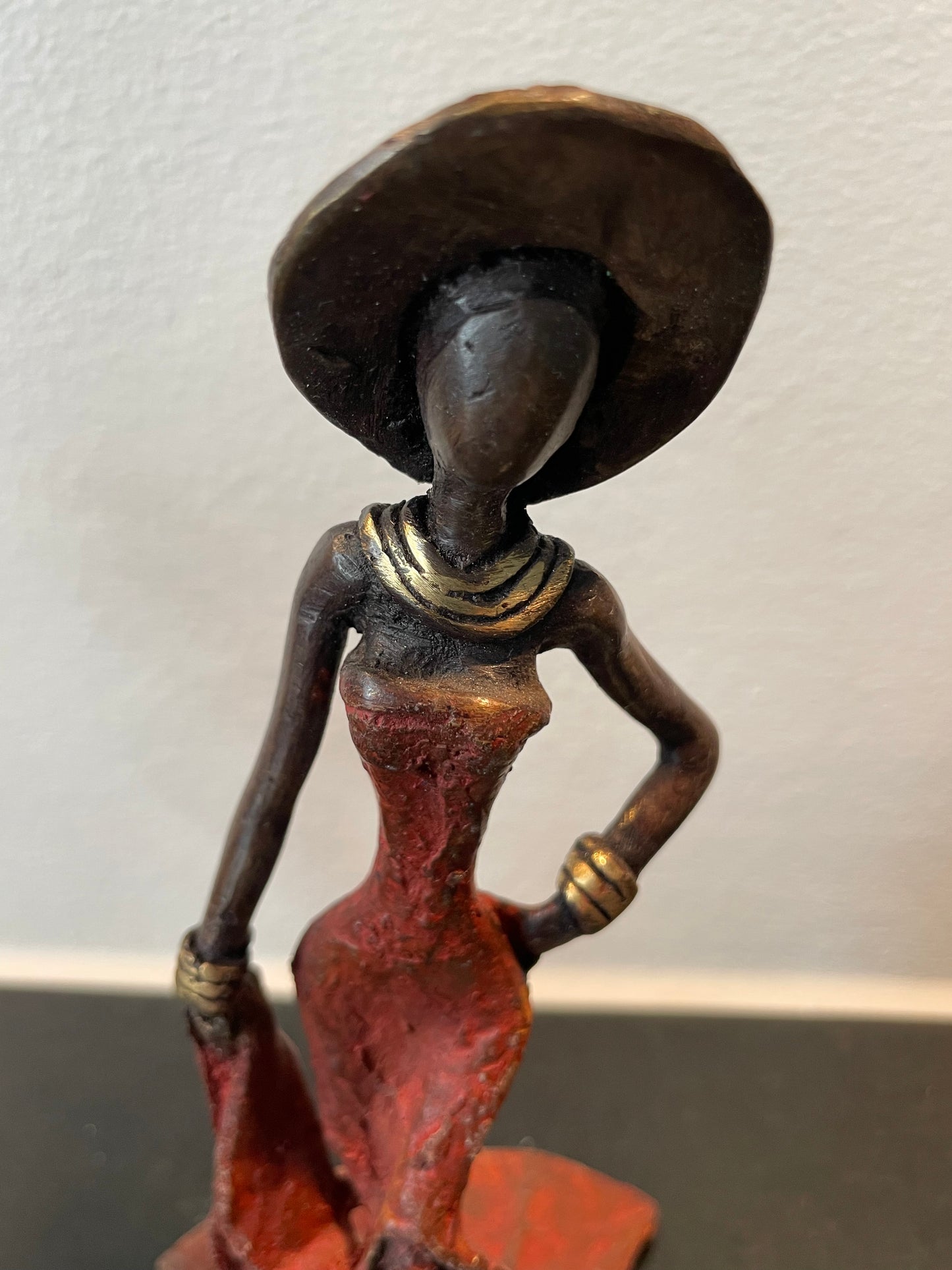 Brass art, Power woman 15-17 cm in recycled brass. Made Fair Trade in Burkina Faso