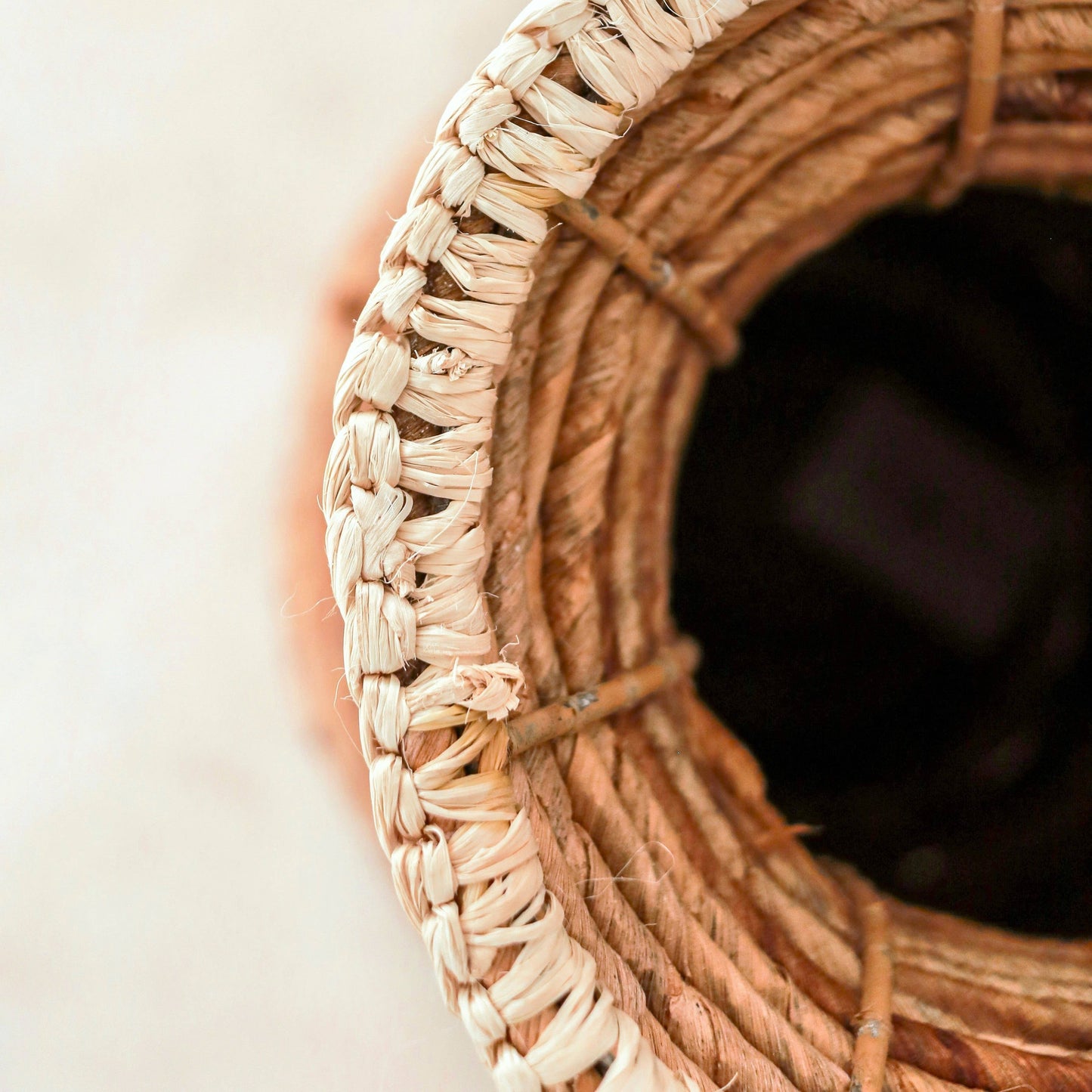 Høj boho vase i bananfibre og raffia