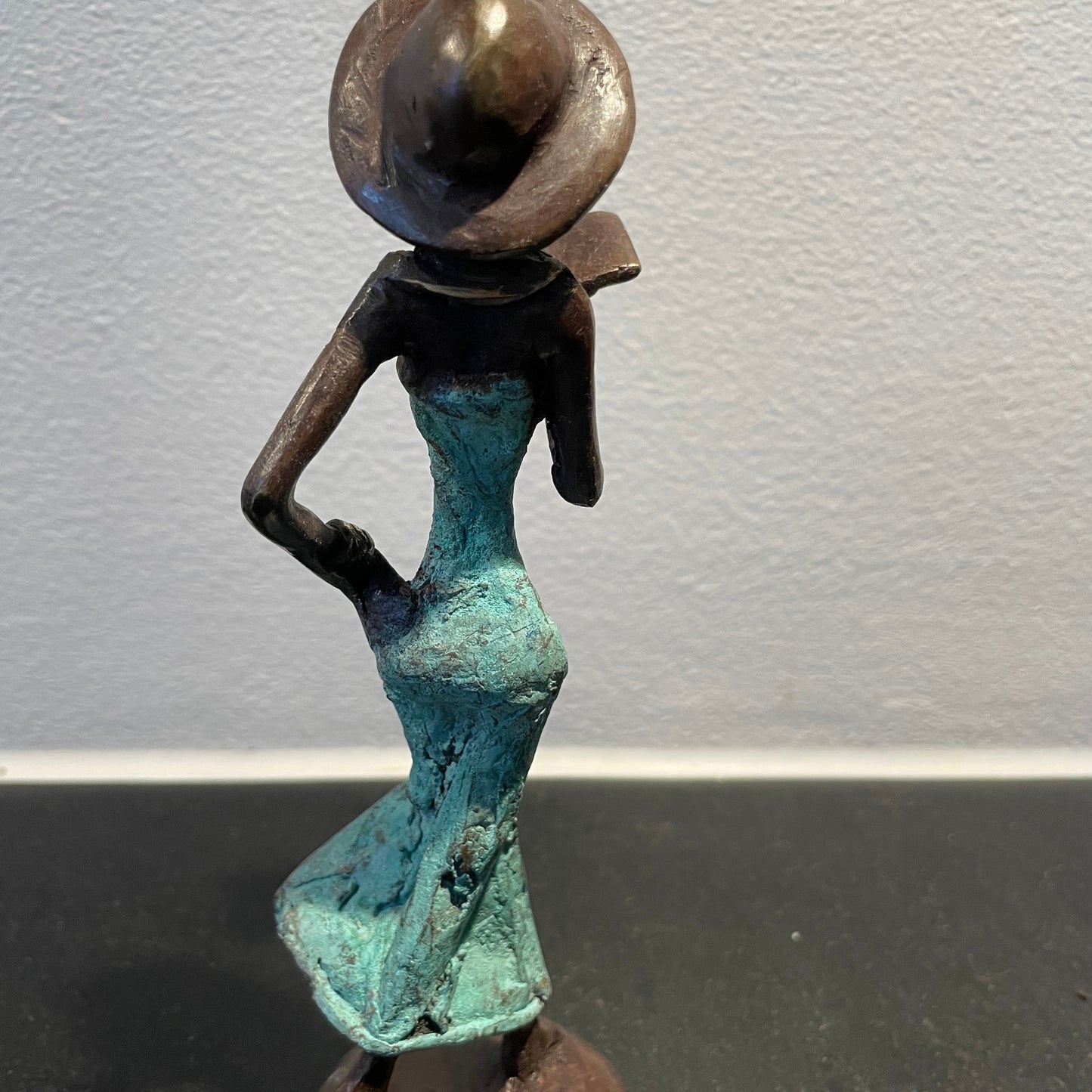 Brass art, Power woman 15-17 cm in recycled brass. Made Fair Trade in Burkina Faso