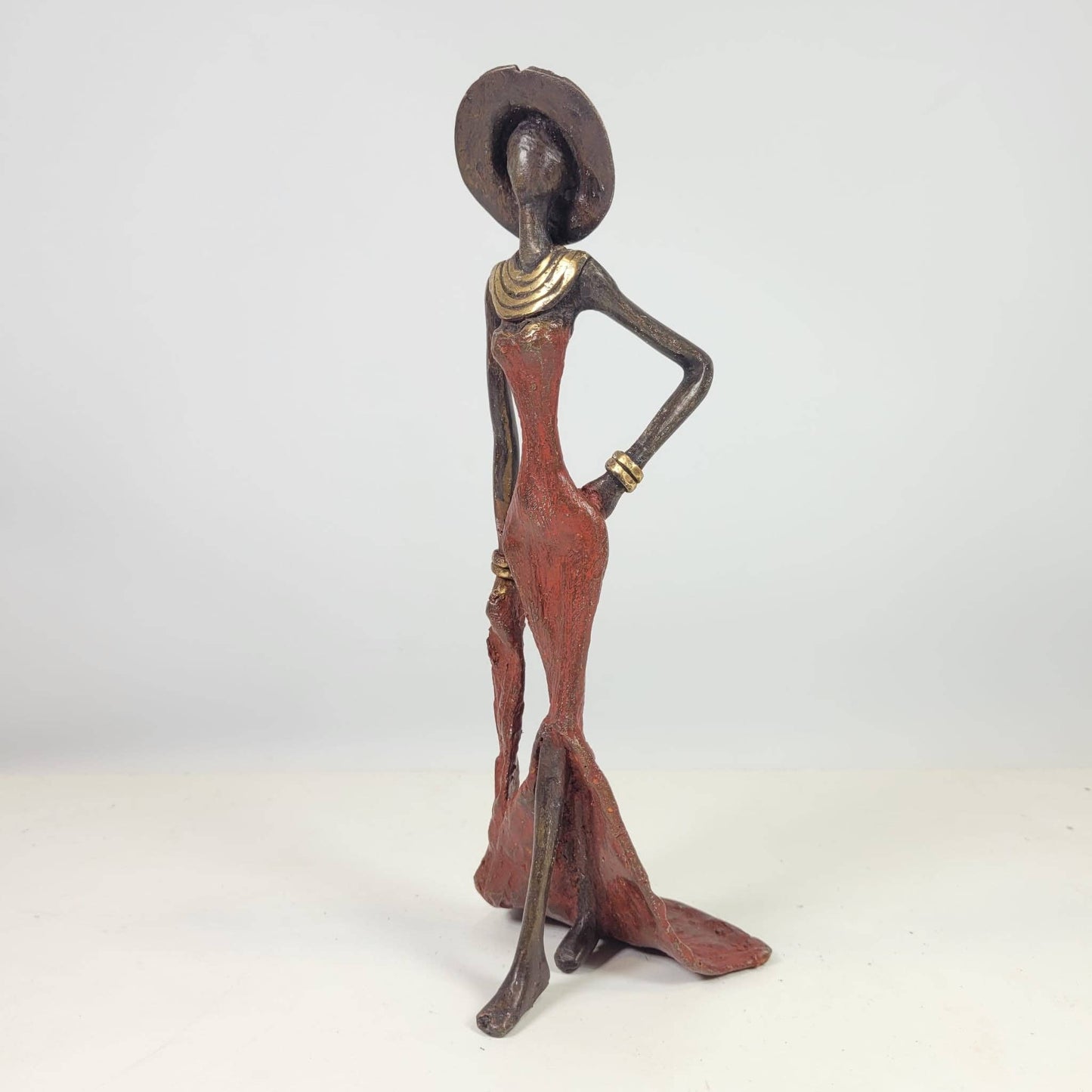 Kvinde med bog og hat – bronzeskulptur af den burkinske kunstner Soré, blå kjole, str. 16 cm