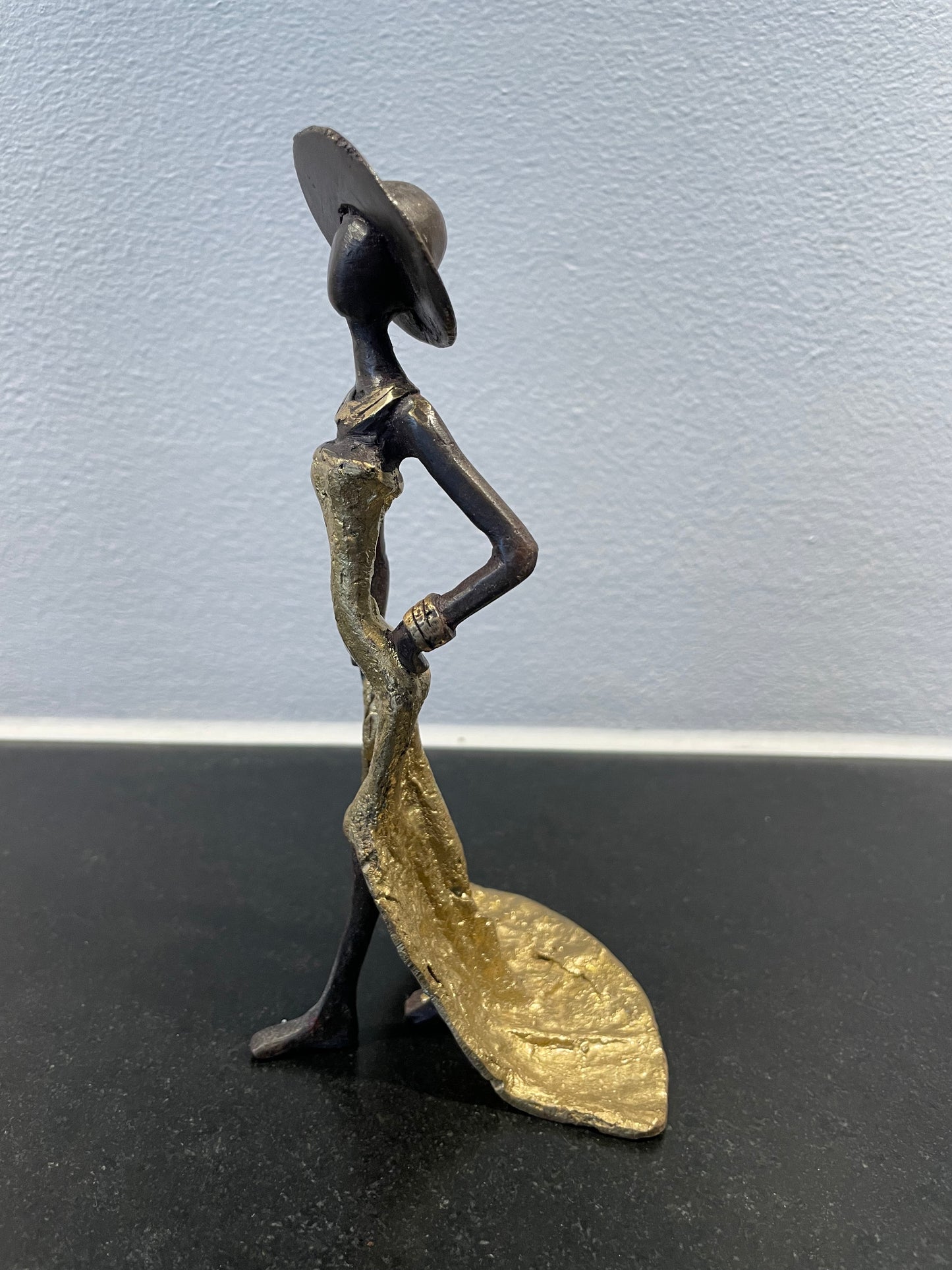 Brass art, Power woman 15-17 cm in recycled brass. Made Fair Trade in Burkina Faso