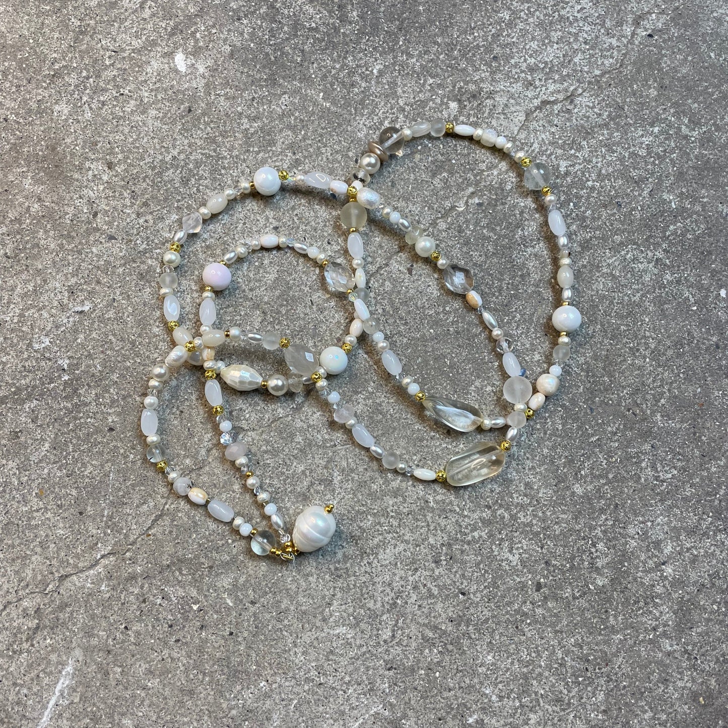 Halskæde med lyse glasperler og enkle saltvandperler, unika