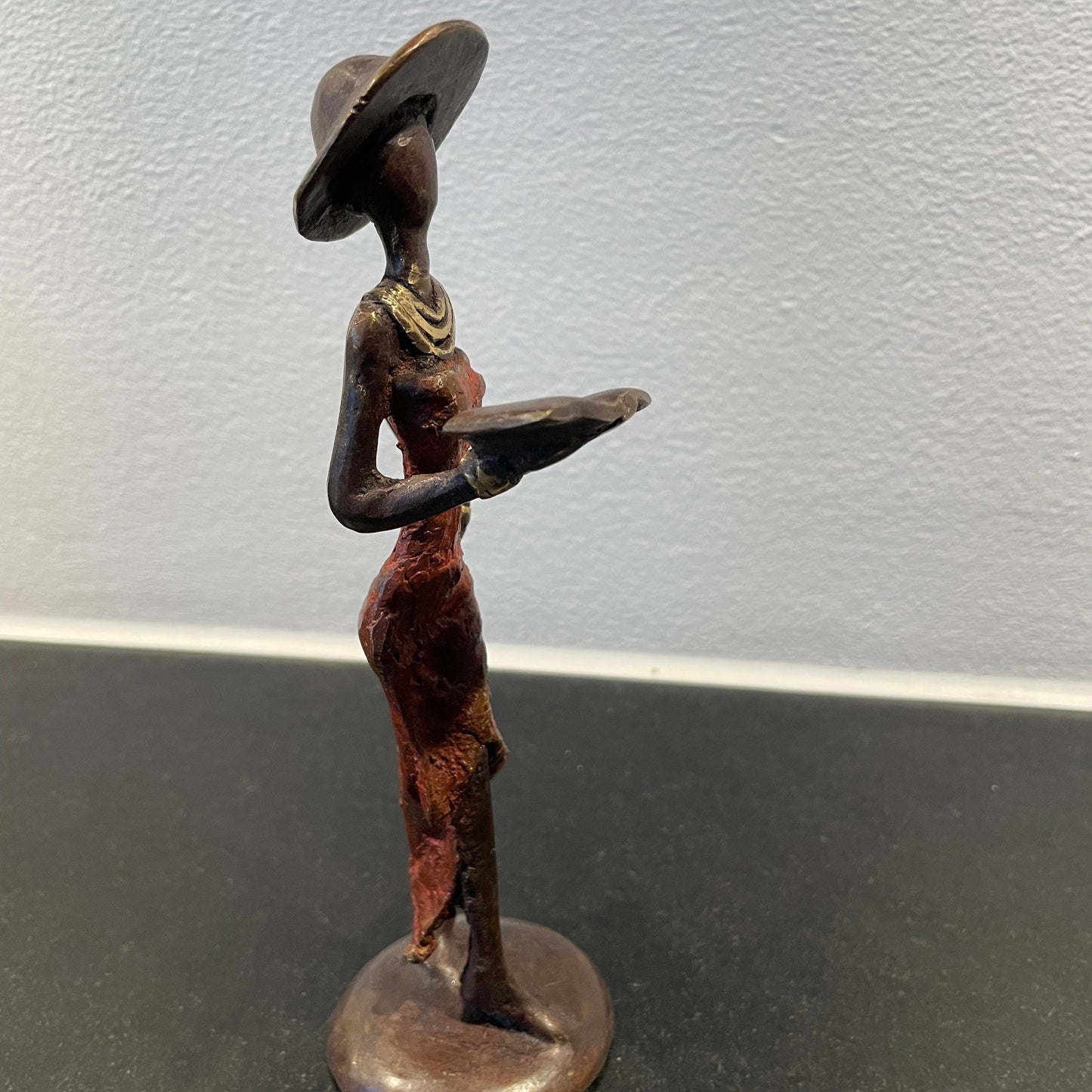 Brass art, Power woman 15-17 cm in recycled brass. Made Fair Trade in Burkina Faso