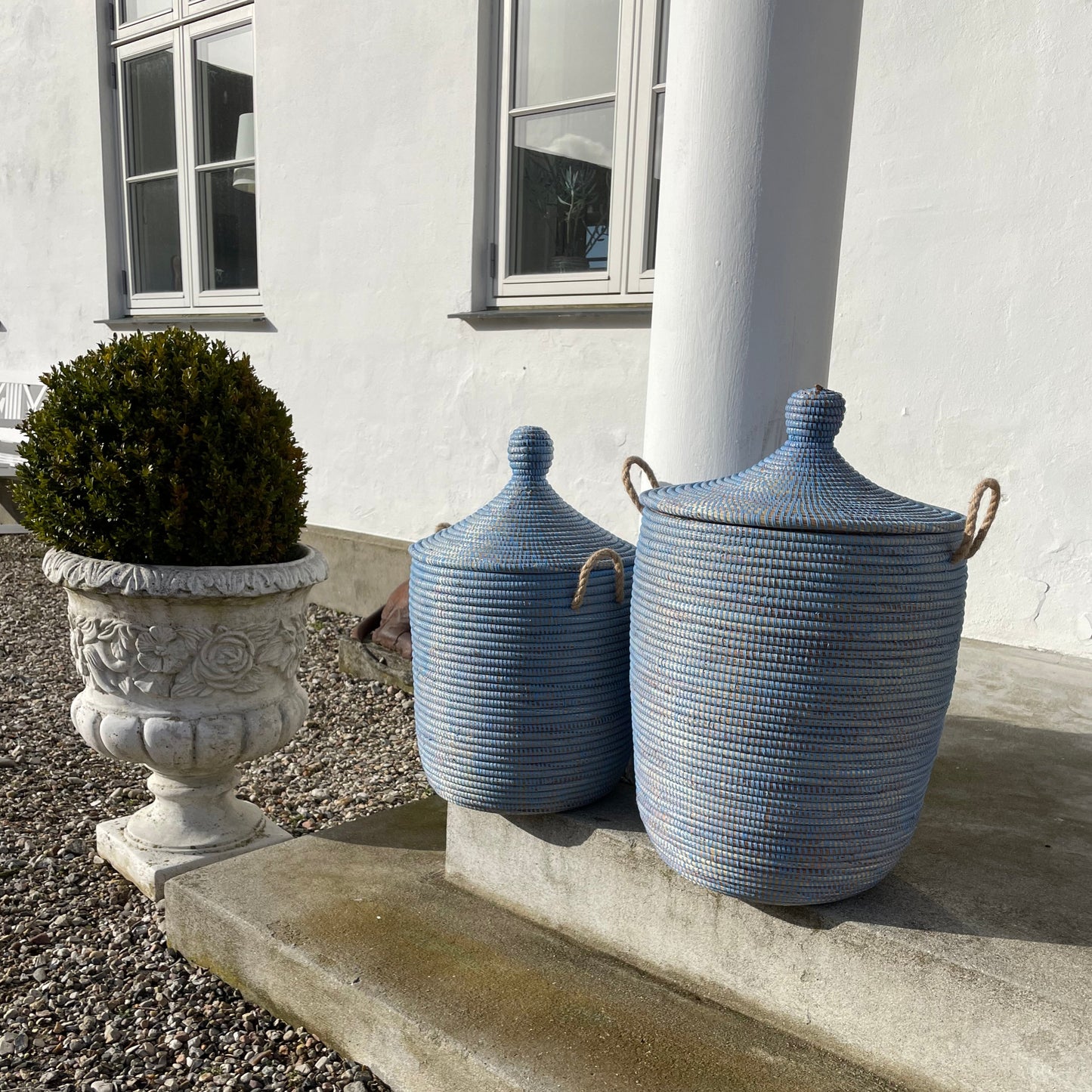 Himmelblå vasketøjskurv, håndflettet med Senegal-låg. Fair Trade