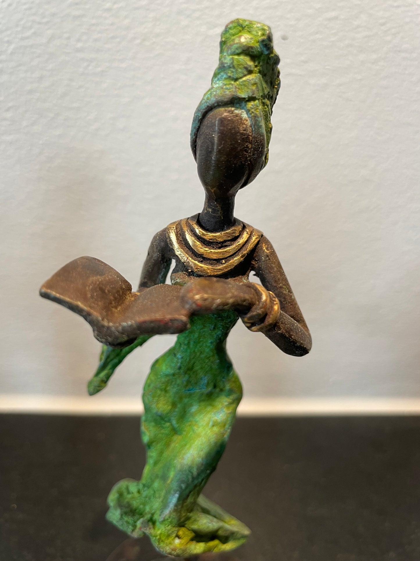 Brass art, Power woman 15-17 cm in recycled brass. Made Fair Trade in Burkina Faso