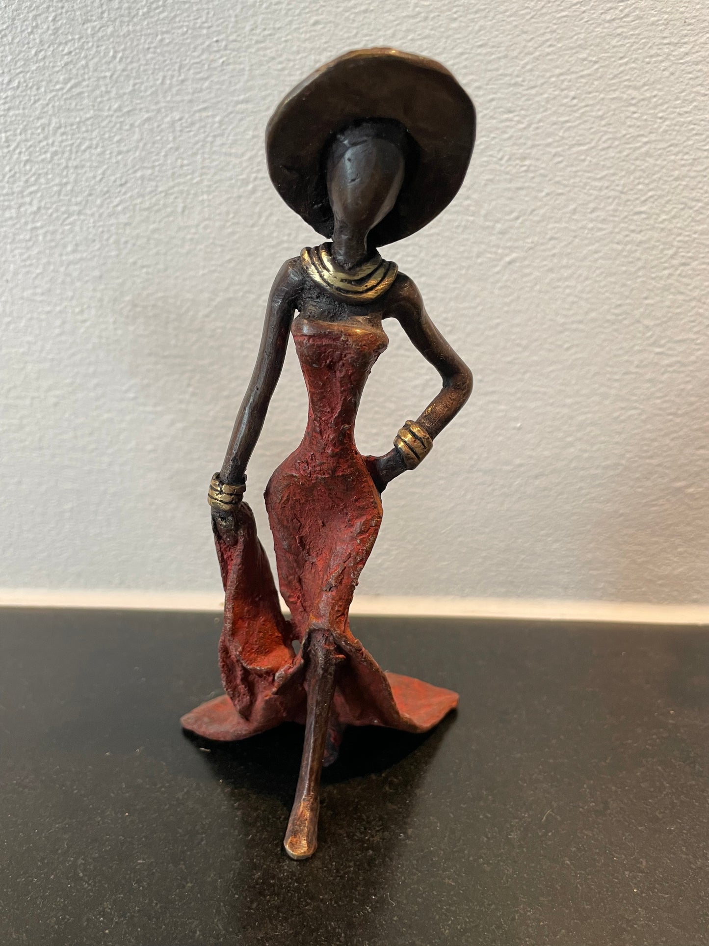 Brass art, Power woman 15-17 cm in recycled brass. Made Fair Trade in Burkina Faso