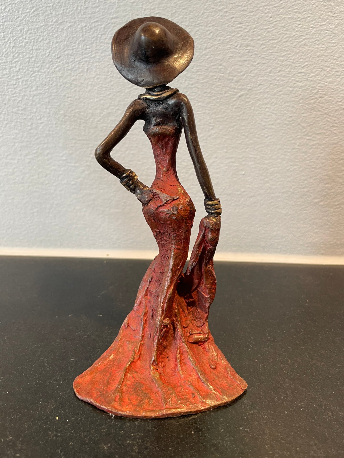 Brass art, Power woman 15-17 cm in recycled brass. Made Fair Trade in Burkina Faso