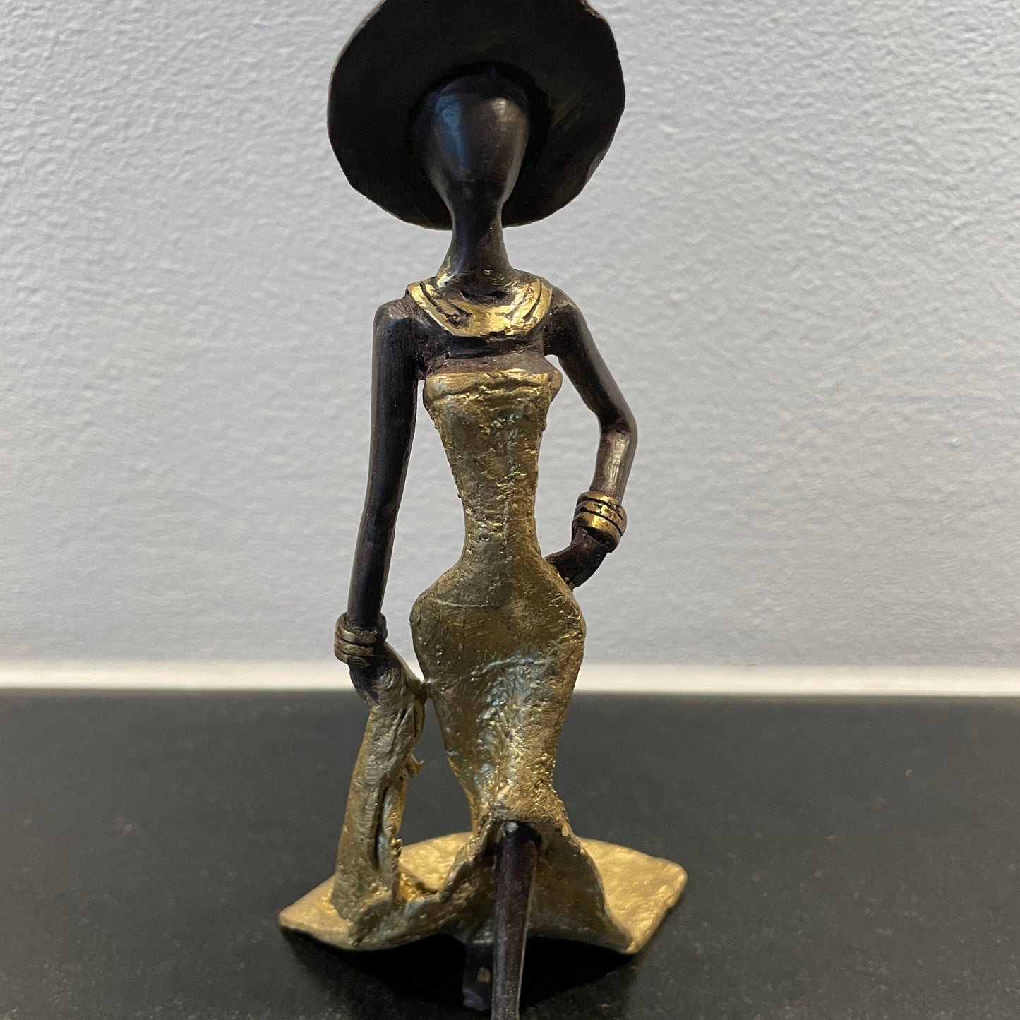 Brass art, Power woman 15-17 cm in recycled brass. Made Fair Trade in Burkina Faso