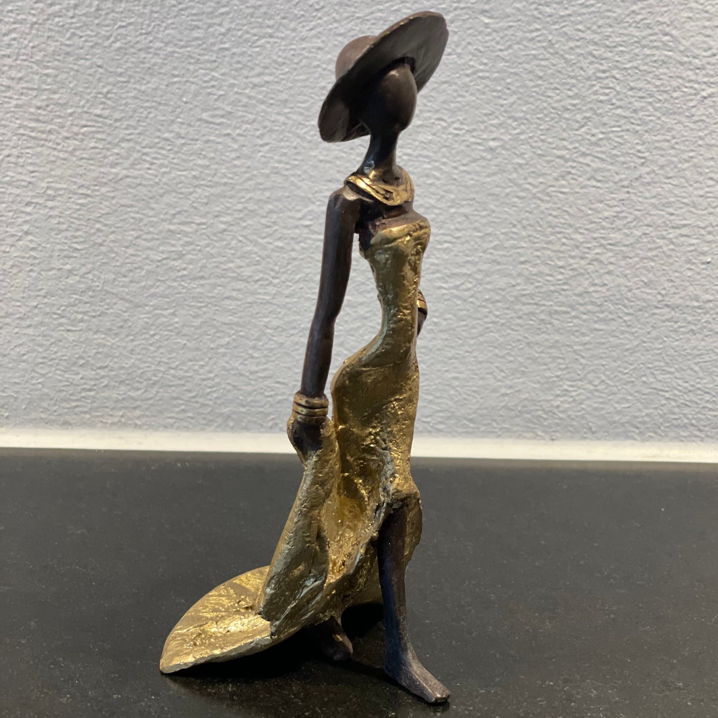 Brass art, Power woman 15-17 cm in recycled brass. Made Fair Trade in Burkina Faso