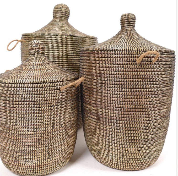 Mørk brun vasketøjskurv, håndflettet med Senegal-låg. Fair Trade