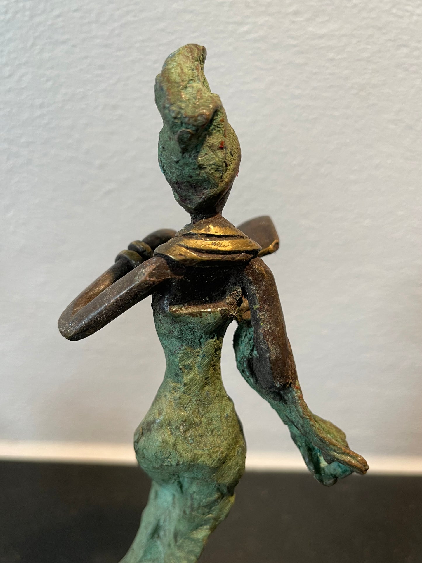 Brass art, Power woman 15-17 cm in recycled brass. Made Fair Trade in Burkina Faso