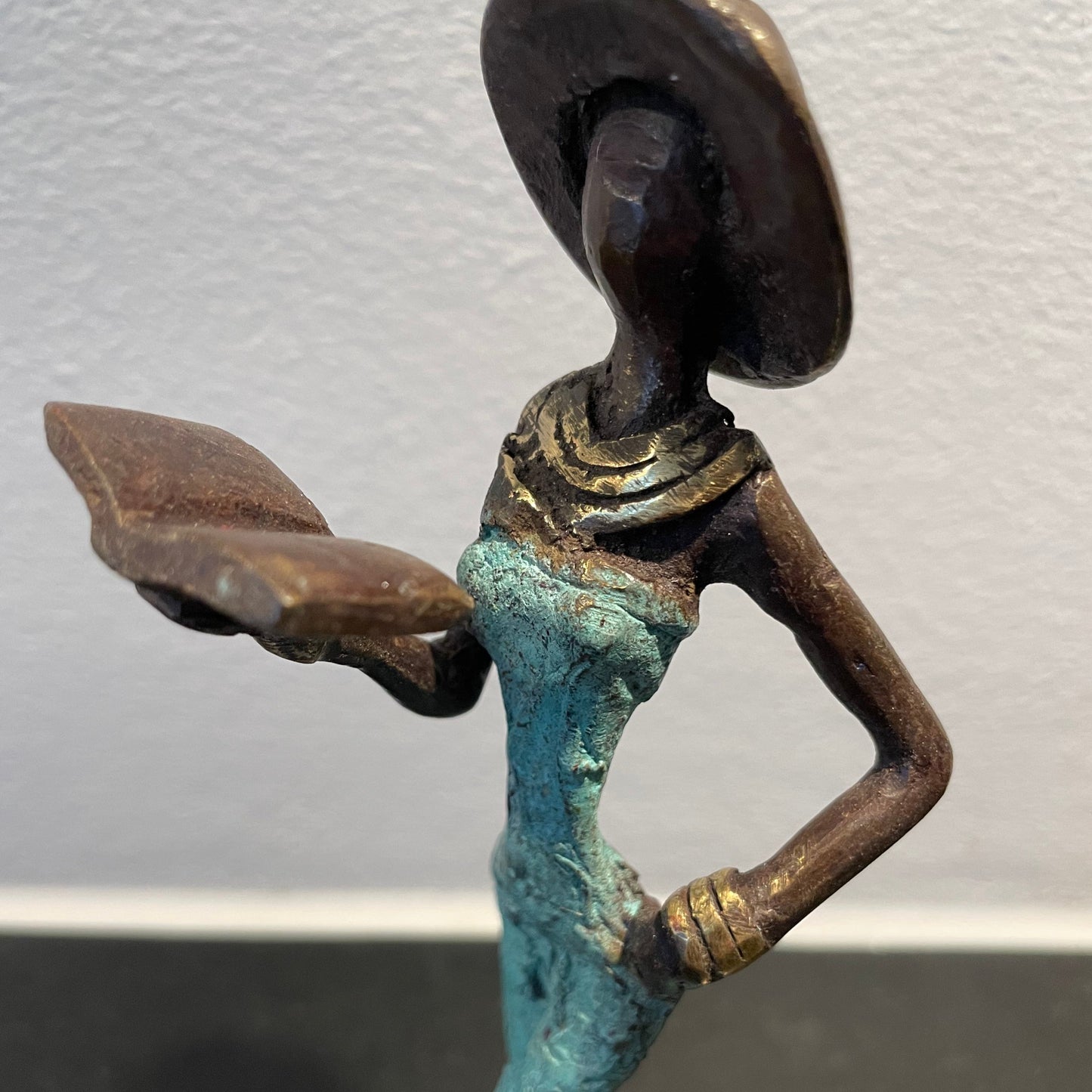 Brass art, Power woman 15-17 cm in recycled brass. Made Fair Trade in Burkina Faso