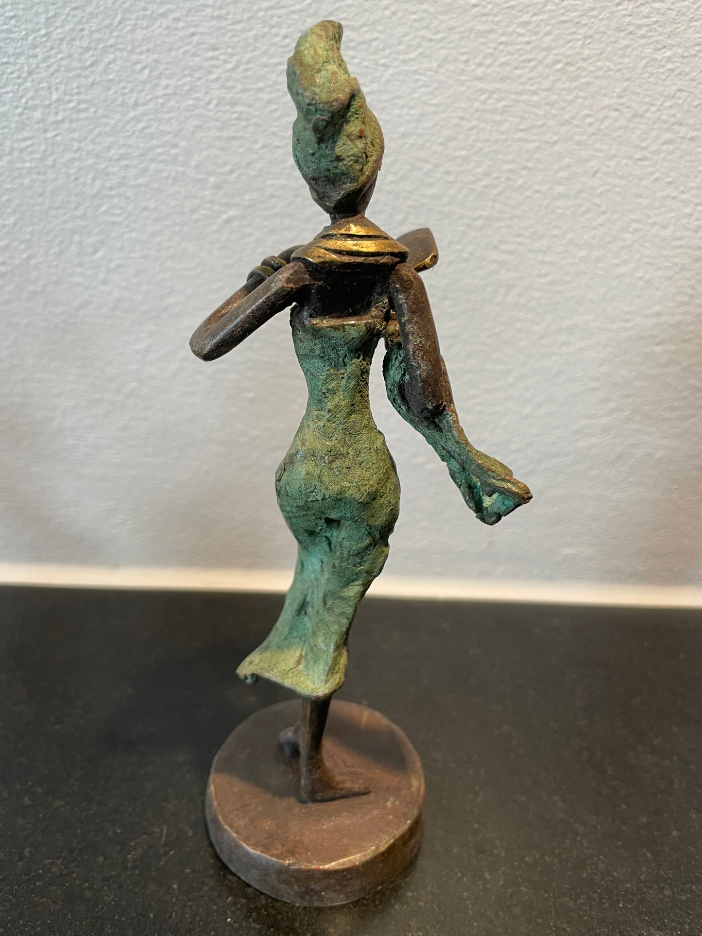 Brass art, Power woman 15-17 cm in recycled brass. Made Fair Trade in Burkina Faso