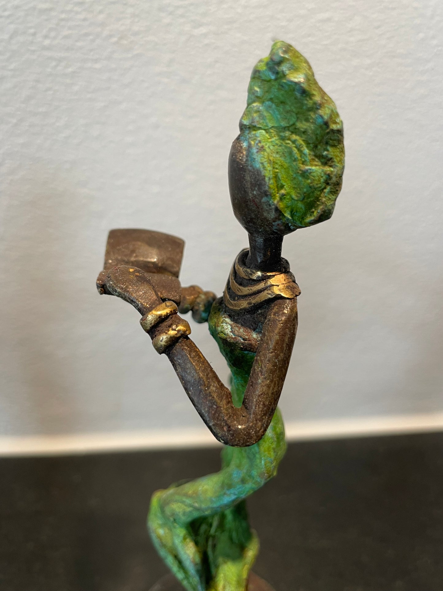 Brass art, Power woman 15-17 cm in recycled brass. Made Fair Trade in Burkina Faso