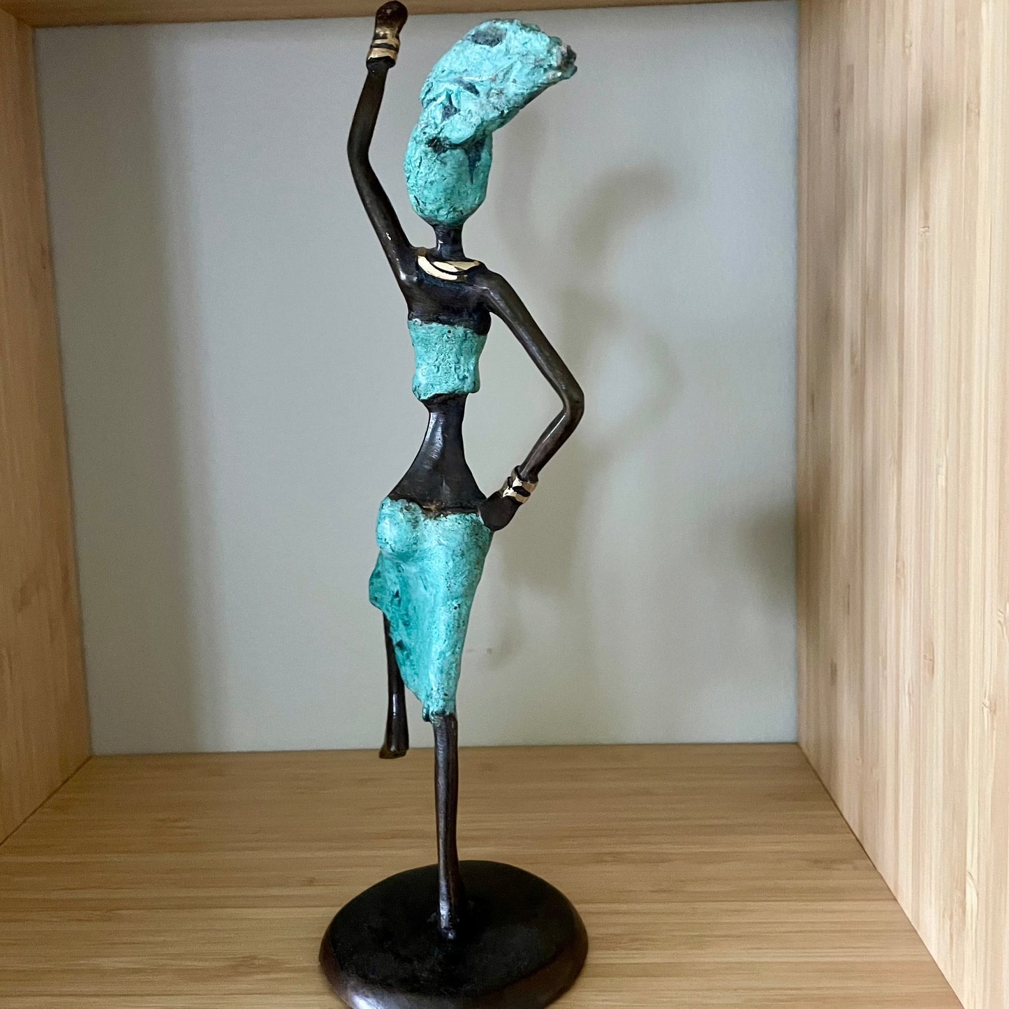 Messing kunst, Power woman 21-25 cm i genbrugs messing. Lavet Fair Trade i Burkina Faso