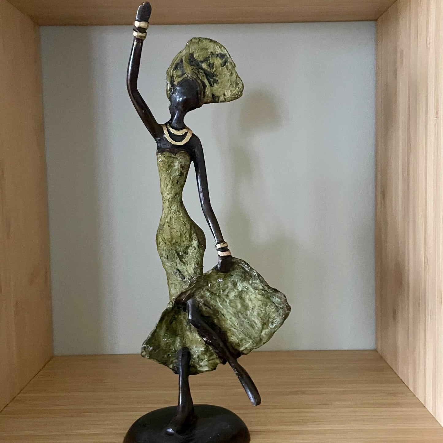 Messing kunst, Power woman 21-25 cm i genbrugs messing. Lavet Fair Trade i Burkina Faso