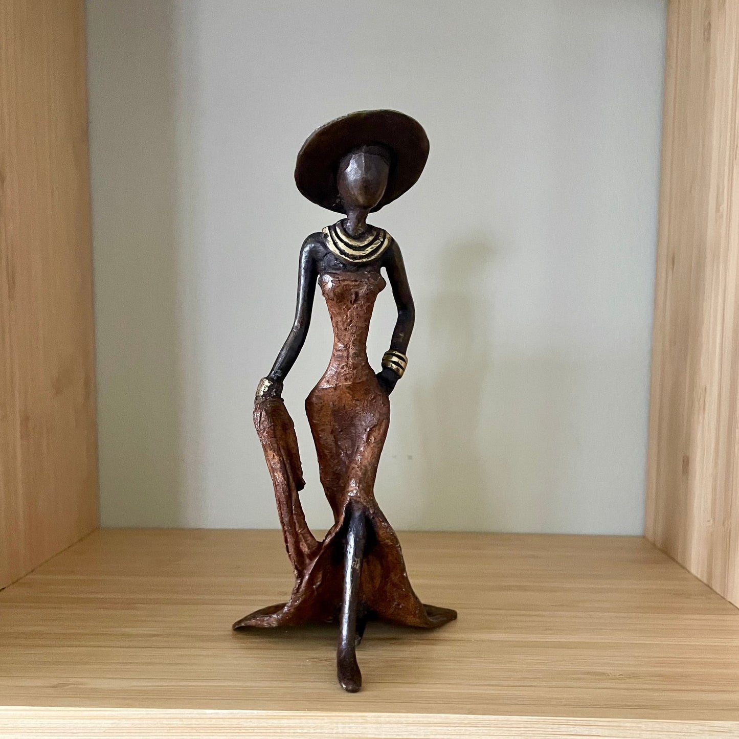 Brass art, Power woman 15-17 cm in recycled brass. Made Fair Trade in Burkina Faso