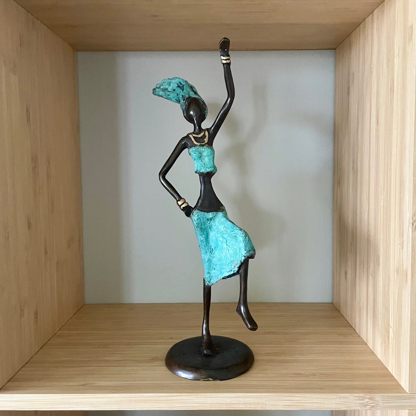 Messing kunst, Power woman 21-25 cm i genbrugs messing. Lavet Fair Trade i Burkina Faso