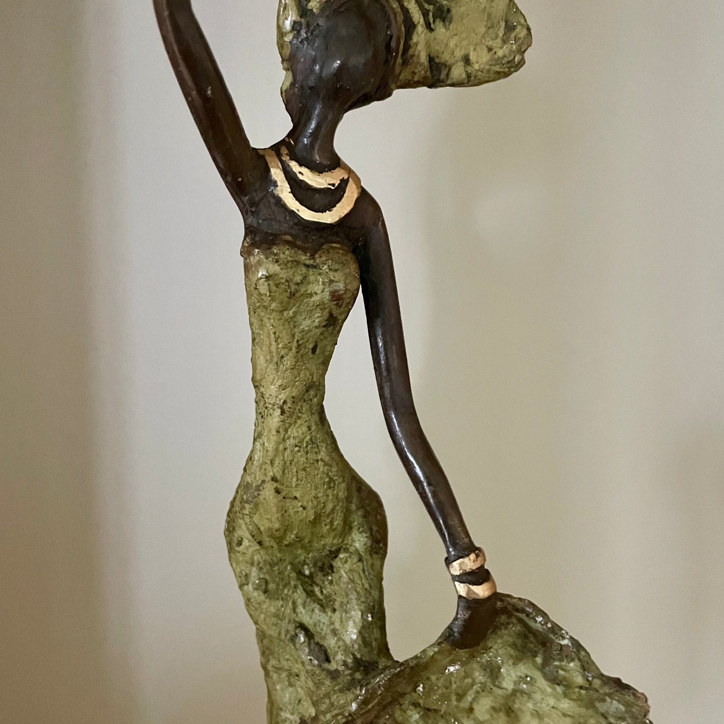 Messing kunst, Power woman 21-25 cm i genbrugs messing. Lavet Fair Trade i Burkina Faso