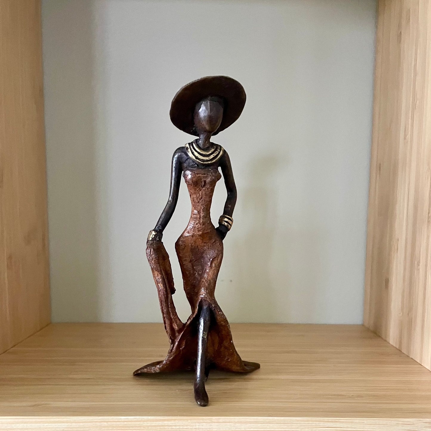 Brass art, Power woman 15-17 cm in recycled brass. Made Fair Trade in Burkina Faso