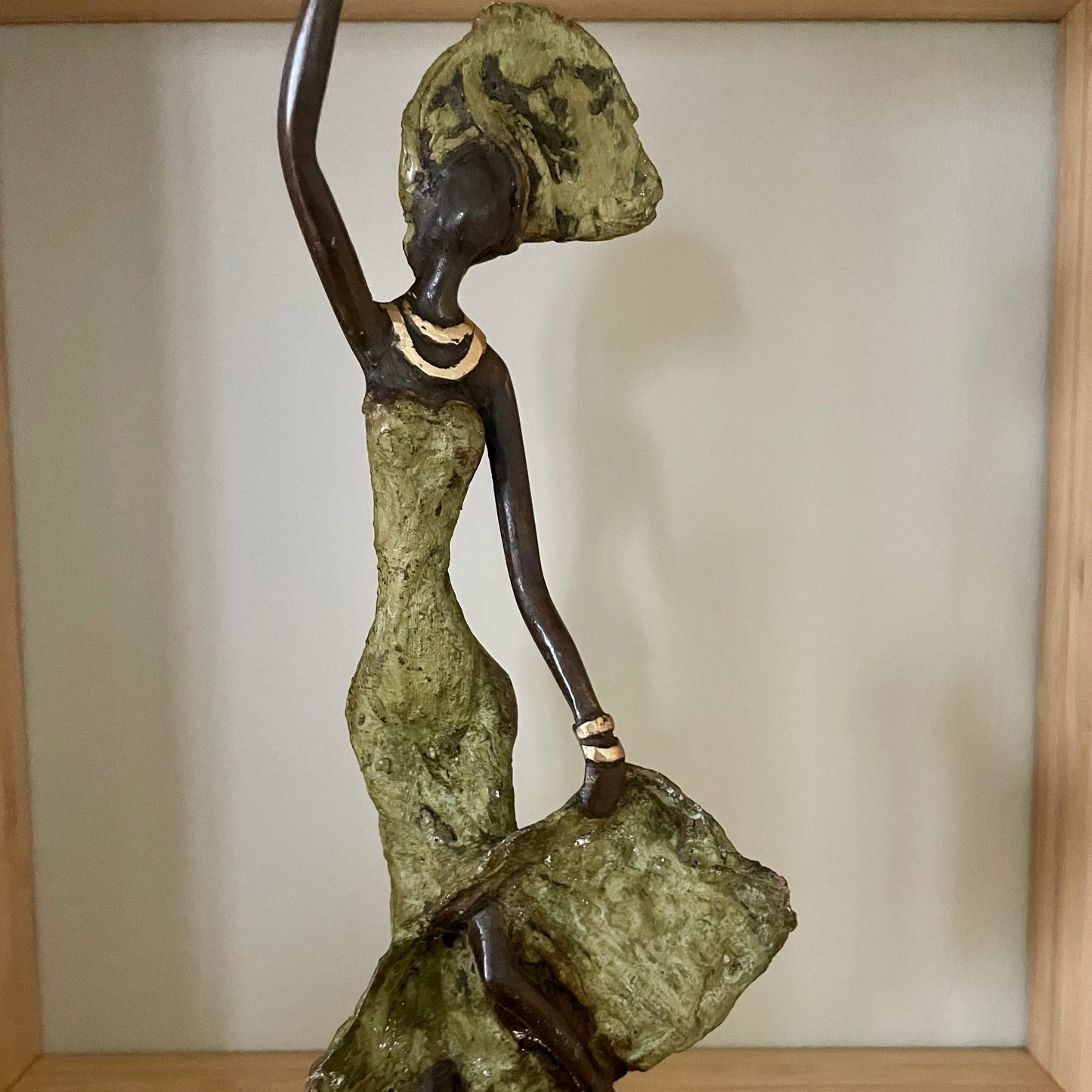 Messing kunst, Power woman 21-25 cm i genbrugs messing. Lavet Fair Trade i Burkina Faso