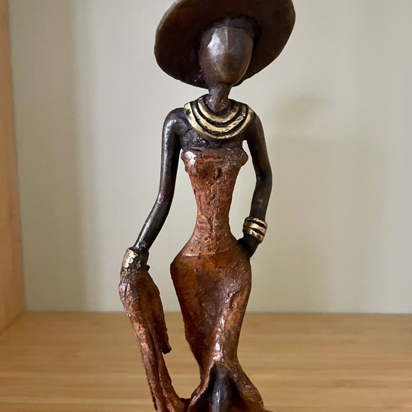 Brass art, Power woman 15-17 cm in recycled brass. Made Fair Trade in Burkina Faso