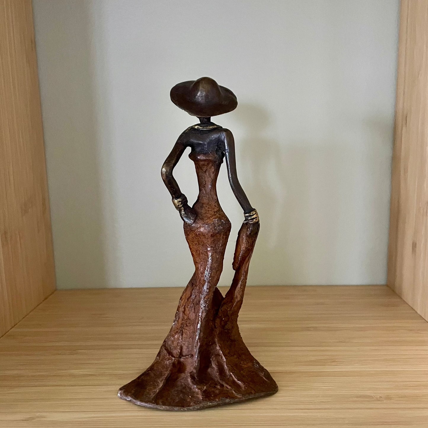 Brass art, Power woman 15-17 cm in recycled brass. Made Fair Trade in Burkina Faso