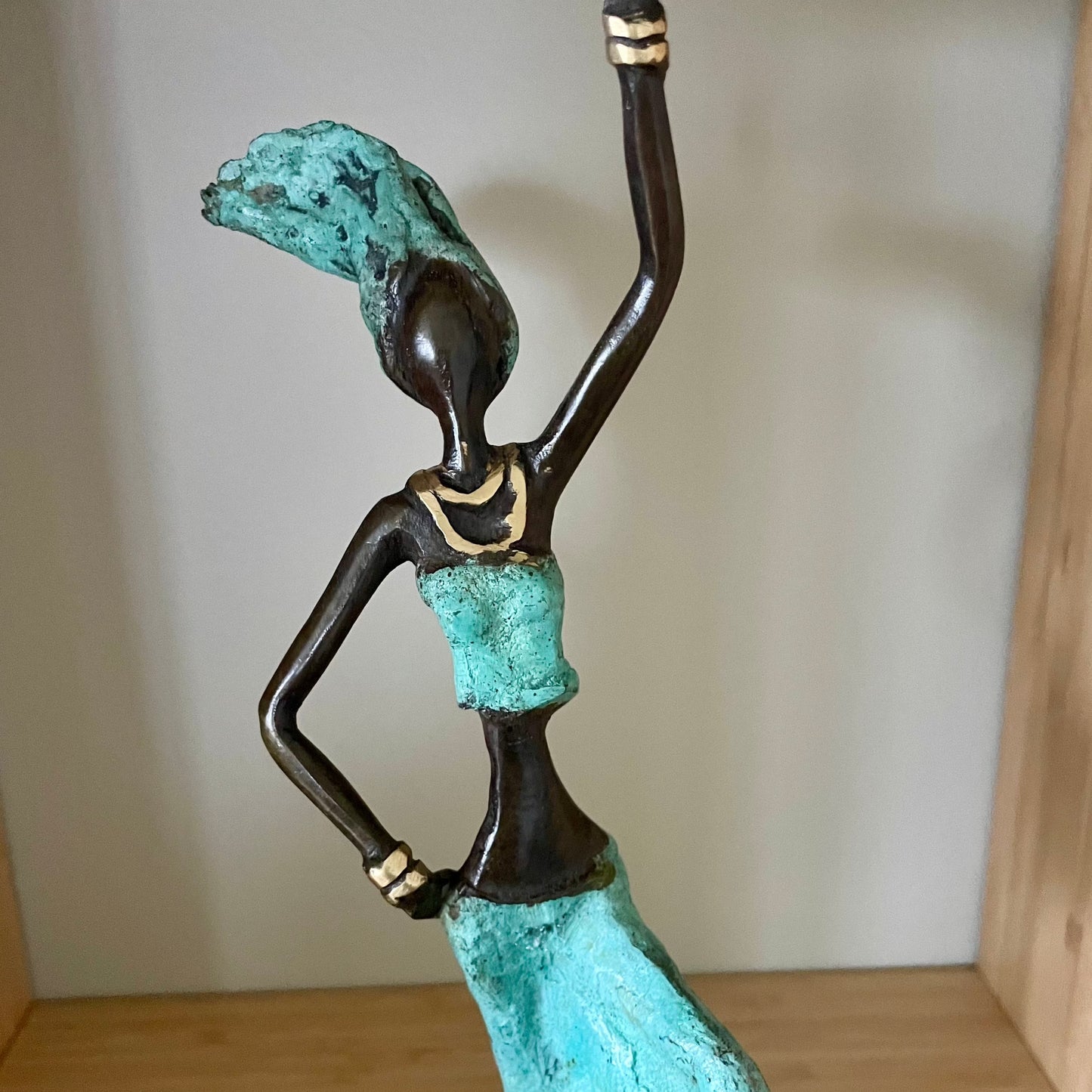 Messing kunst, Power woman 21-25 cm i genbrugs messing. Lavet Fair Trade i Burkina Faso
