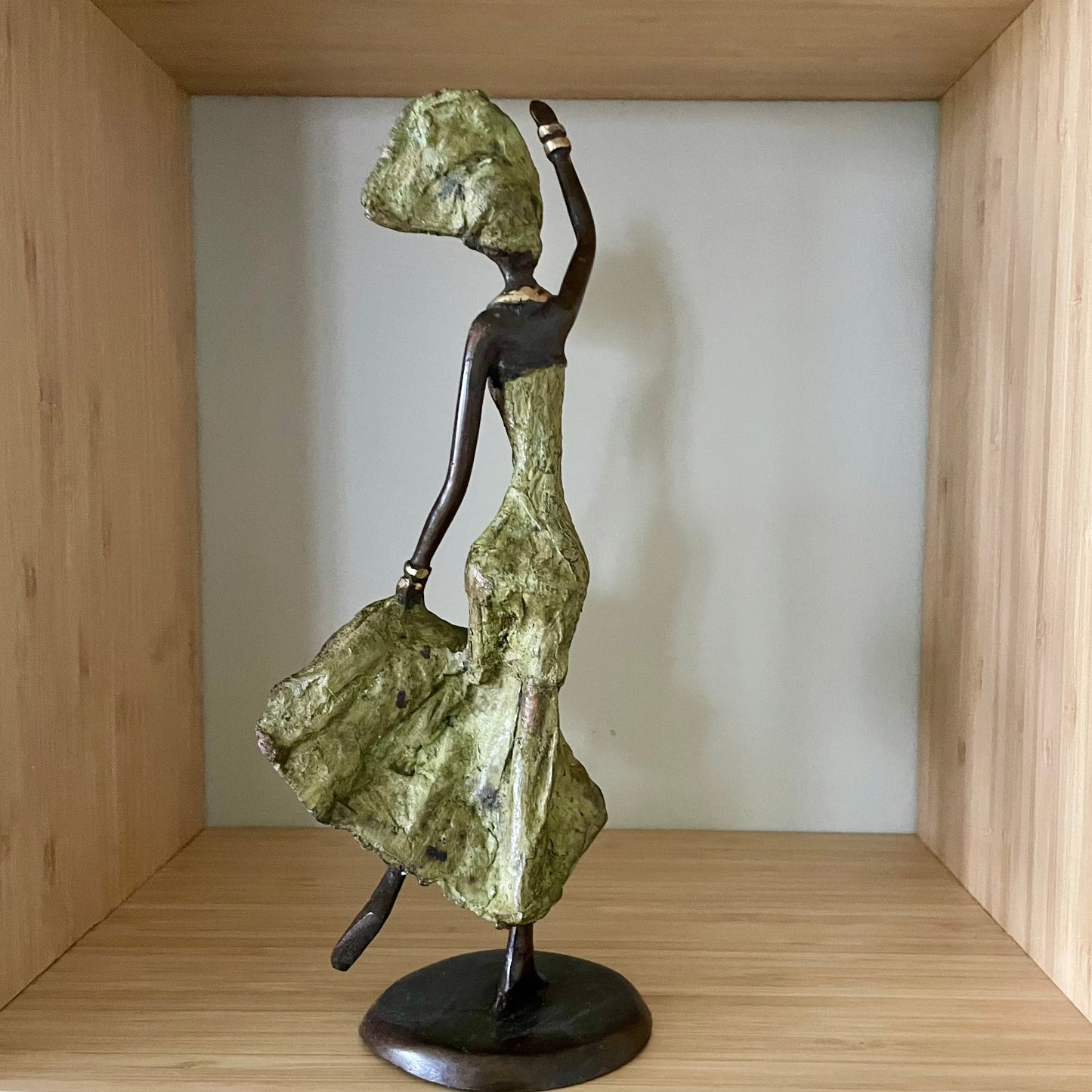 Messing kunst, Power woman 21-25 cm i genbrugs messing. Lavet Fair Trade i Burkina Faso