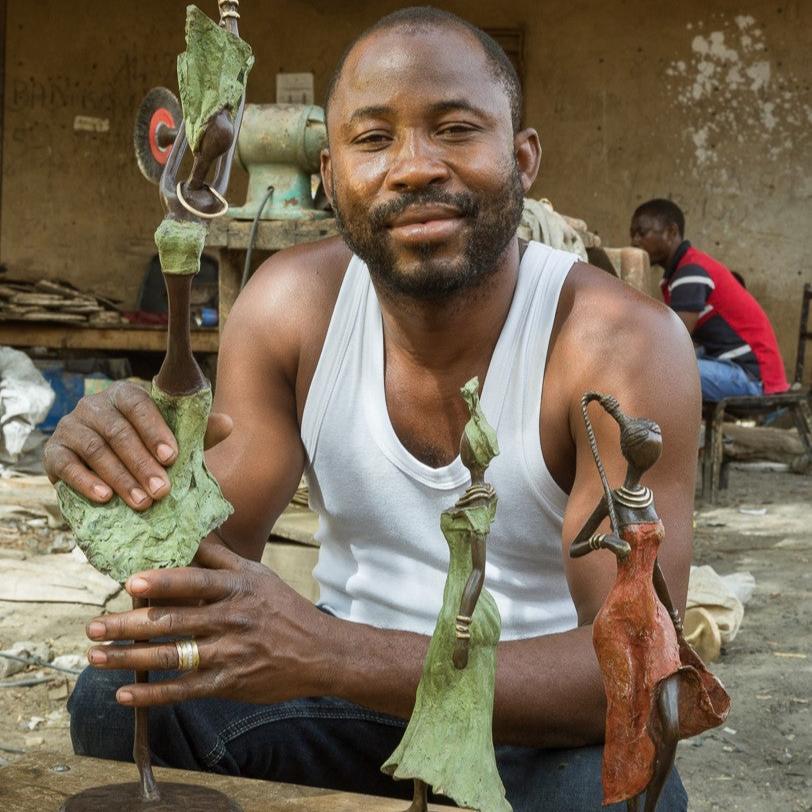 Messingkunst, 'Power Woman' i rød & langt hår, 35-37 cm, Fair Trade, Burkina Faso