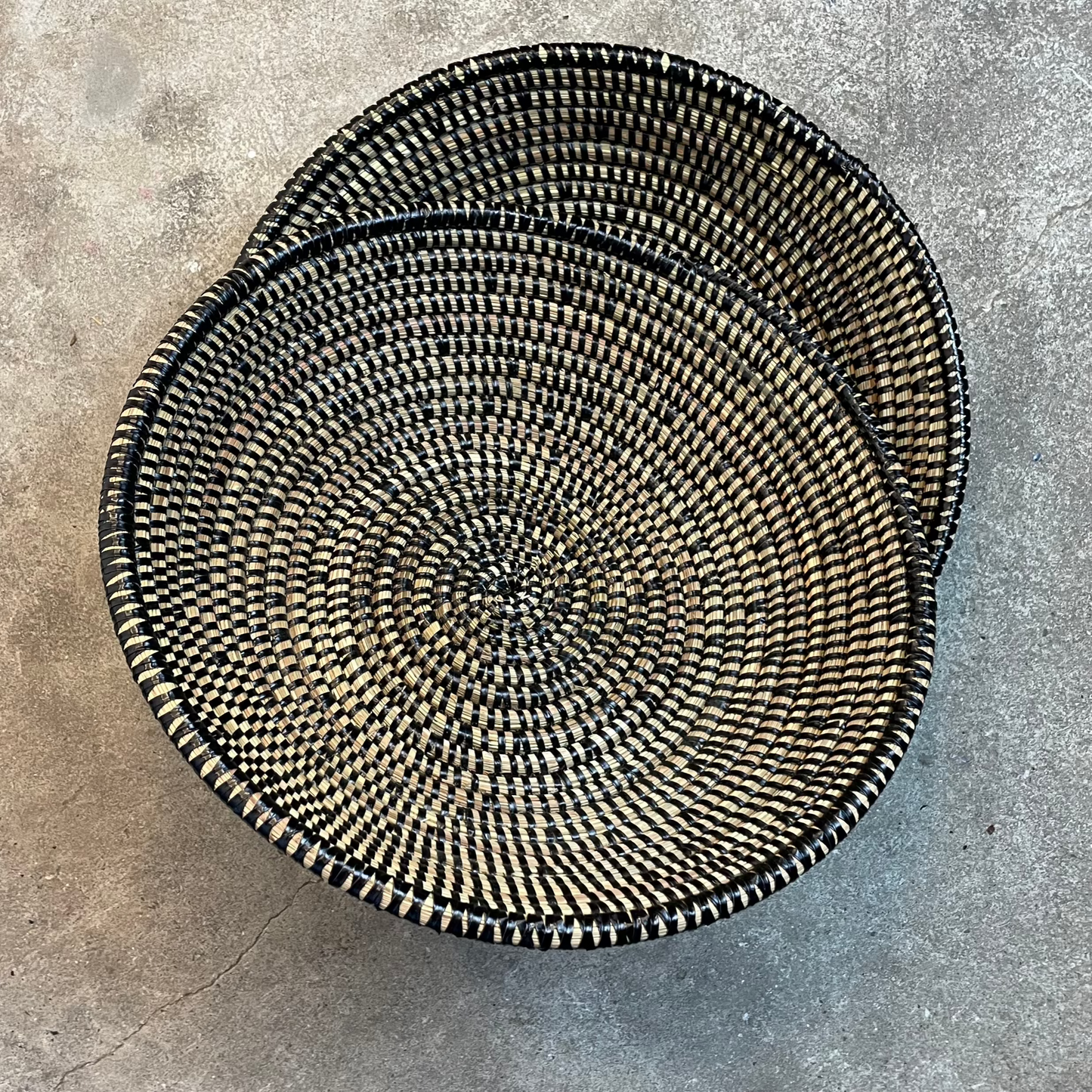 Tray in colorful patterns. Oval. Handwoven. Fair Trade from Senegal