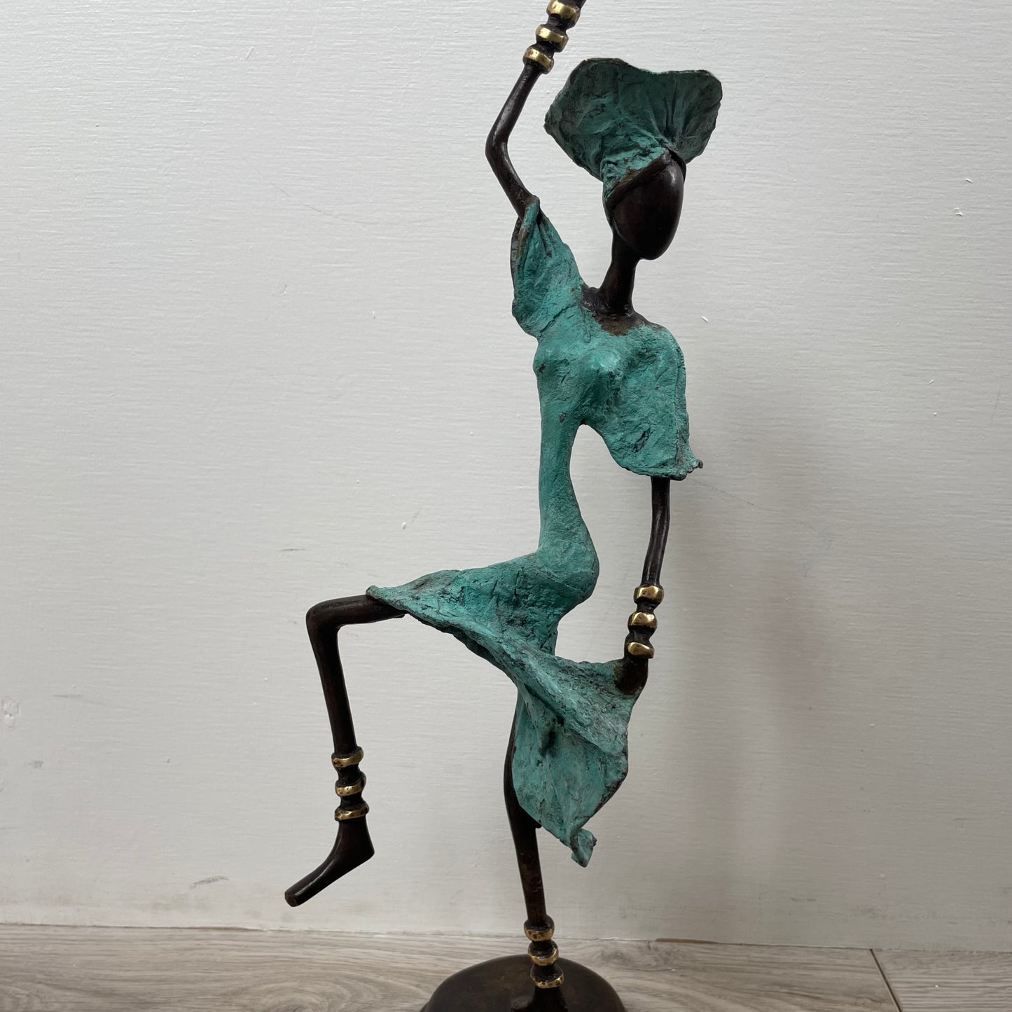 Brass art, Power woman 30-36 cm in recycled brass. Made Fair Trade in Burkina Faso