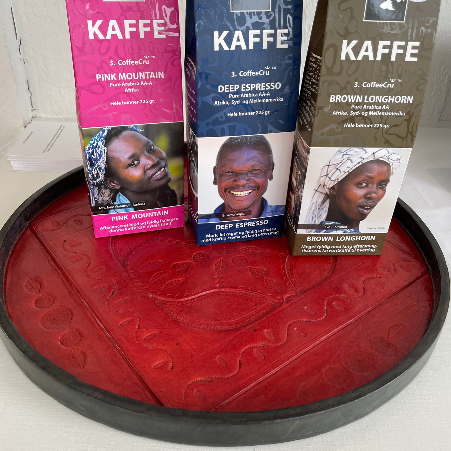 Serving tray in leather, red and black, 40 cm in diameter. Handmade and Fair Trade from Senegal