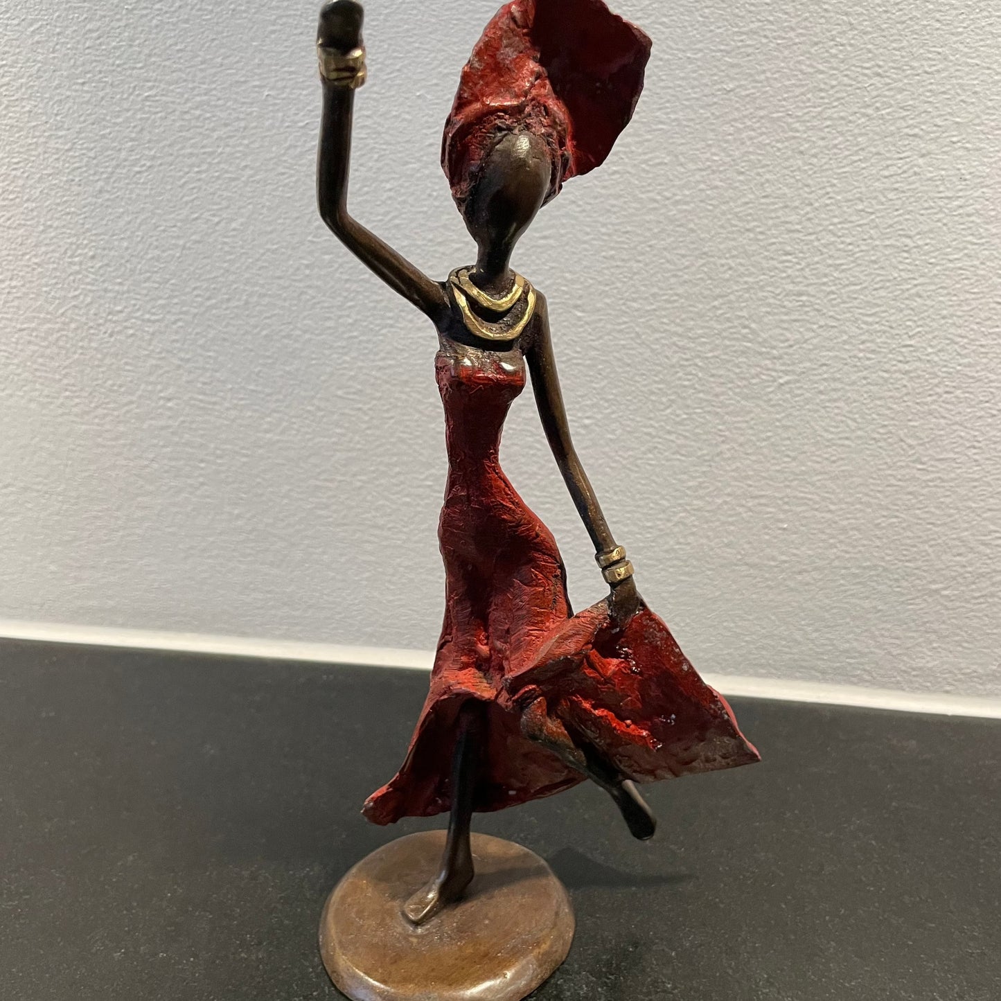 Messing kunst, Power woman 21-25 cm i genbrugs messing. Lavet Fair Trade i Burkina Faso