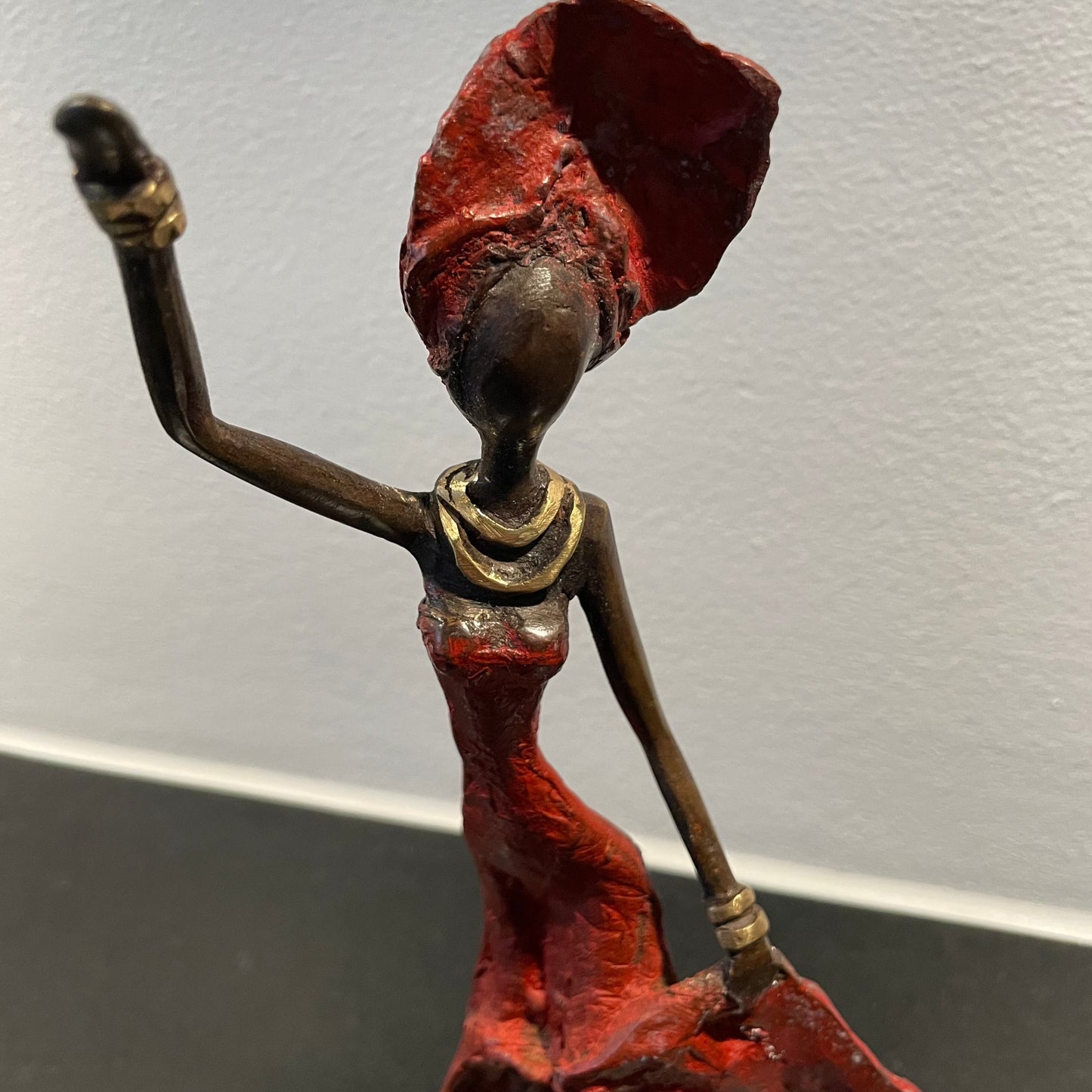 Messing kunst, Power woman 21-25 cm i genbrugs messing. Lavet Fair Trade i Burkina Faso